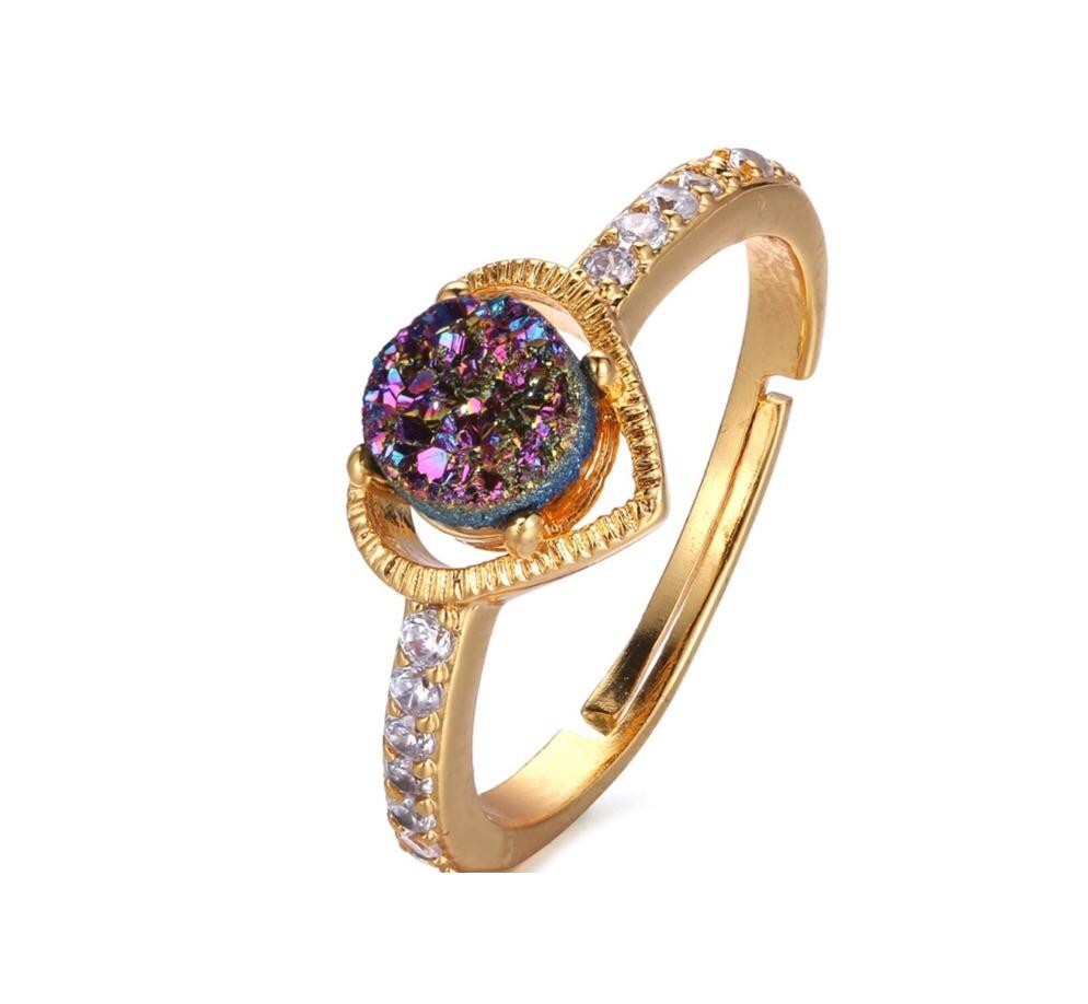 A dainty adjustable ring featuring a heart-shaped druzy centerpiece encrusted with sparkling rhinestones, perfect for adding elegance.