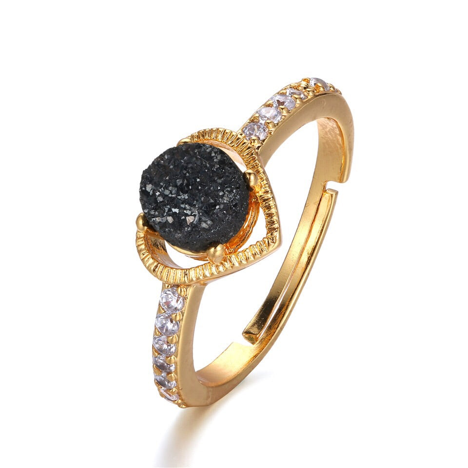 A dainty adjustable ring featuring a heart-shaped druzy centerpiece encrusted with sparkling rhinestones, perfect for adding elegance.