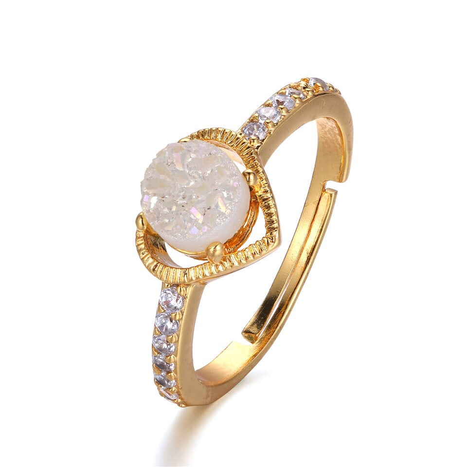 A dainty adjustable ring featuring a heart-shaped druzy centerpiece encrusted with sparkling rhinestones, perfect for adding elegance.