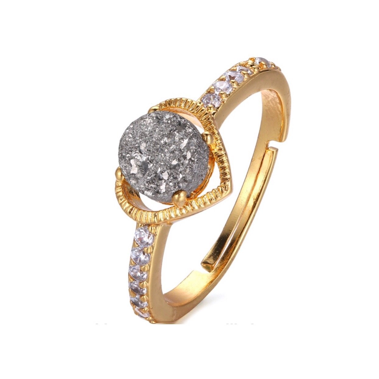 A dainty adjustable ring featuring a heart-shaped druzy centerpiece encrusted with sparkling rhinestones, perfect for adding elegance.