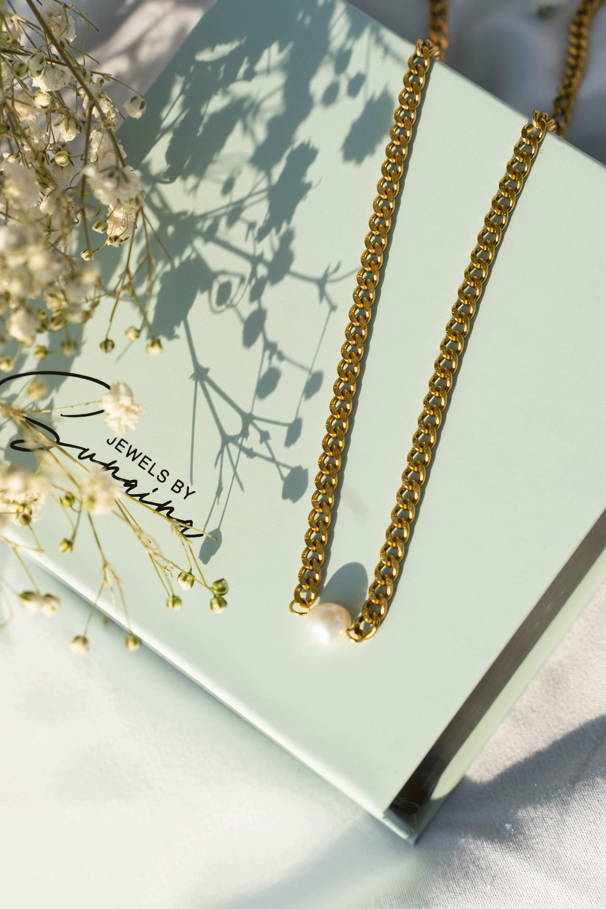 IZZY Choker featuring a freshwater pearl pendant and chunky gold-plated links, elegantly designed for modern fashion.