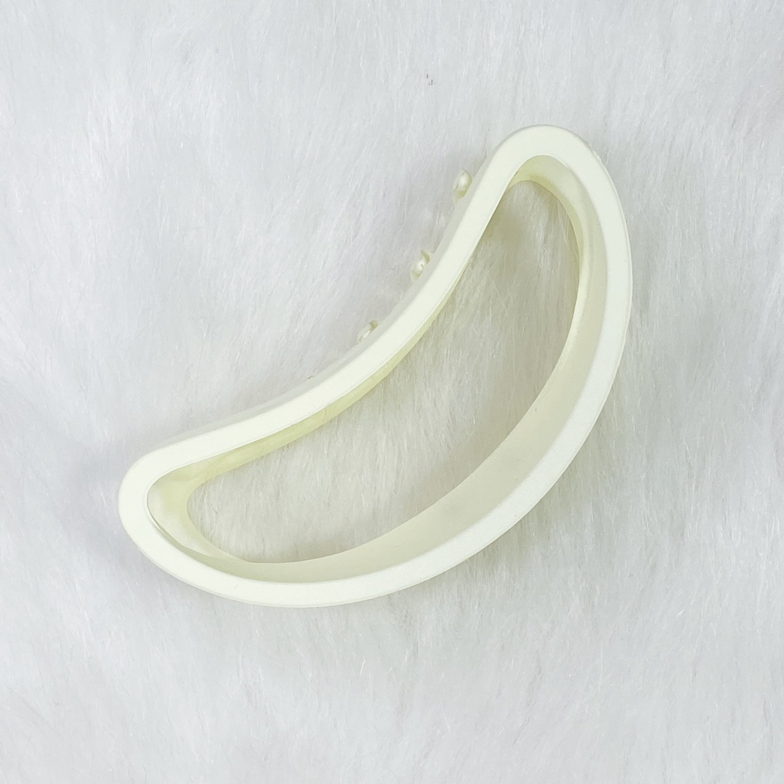 A stylish Jelly Shape Hair Claw Set featuring see-through outlined design, perfect for minimalistic hairstyles.