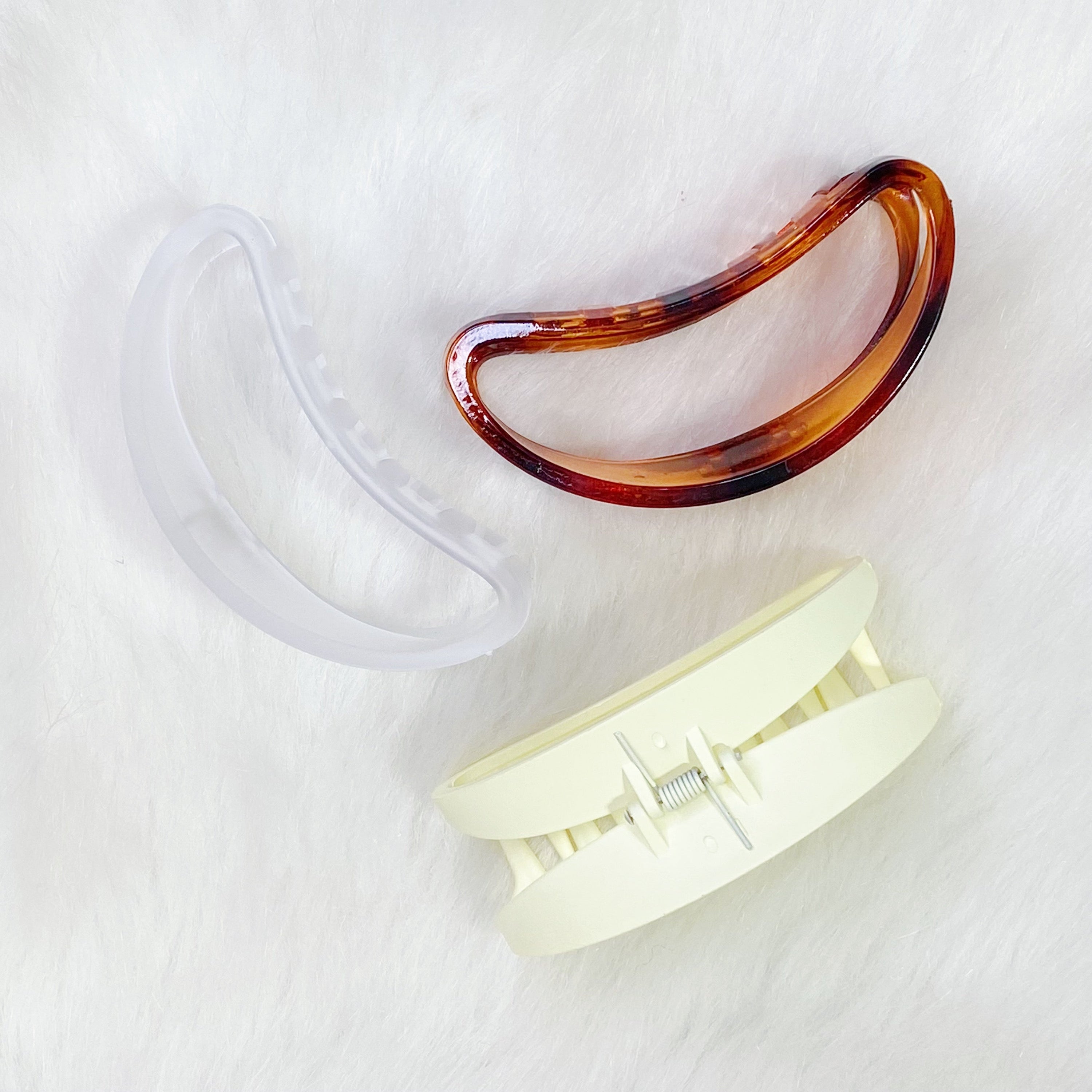 A stylish Jelly Shape Hair Claw Set featuring see-through outlined design, perfect for minimalistic hairstyles.