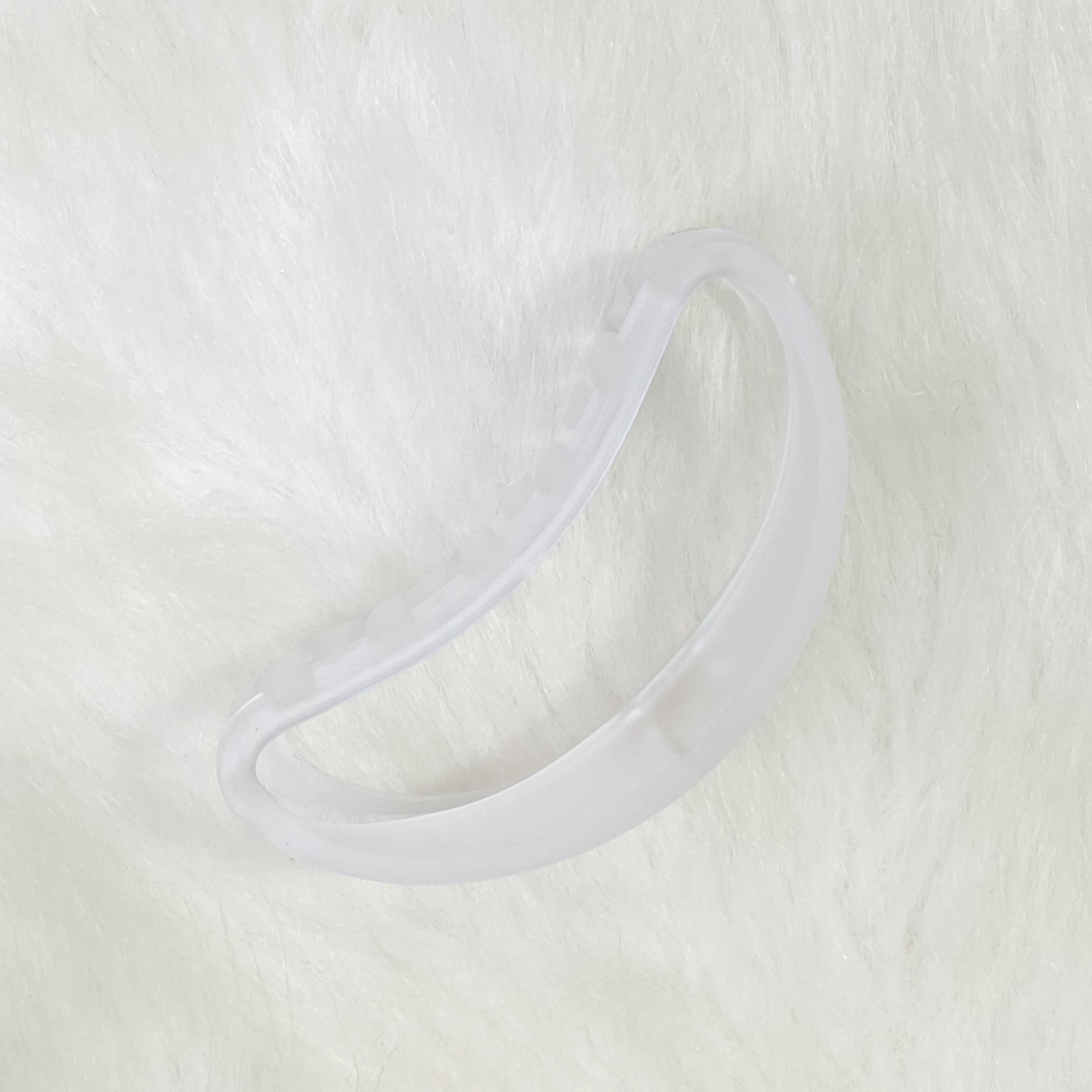 A stylish jelly shape hair claw in a see-through design, perfect for minimalistic hairstyles.