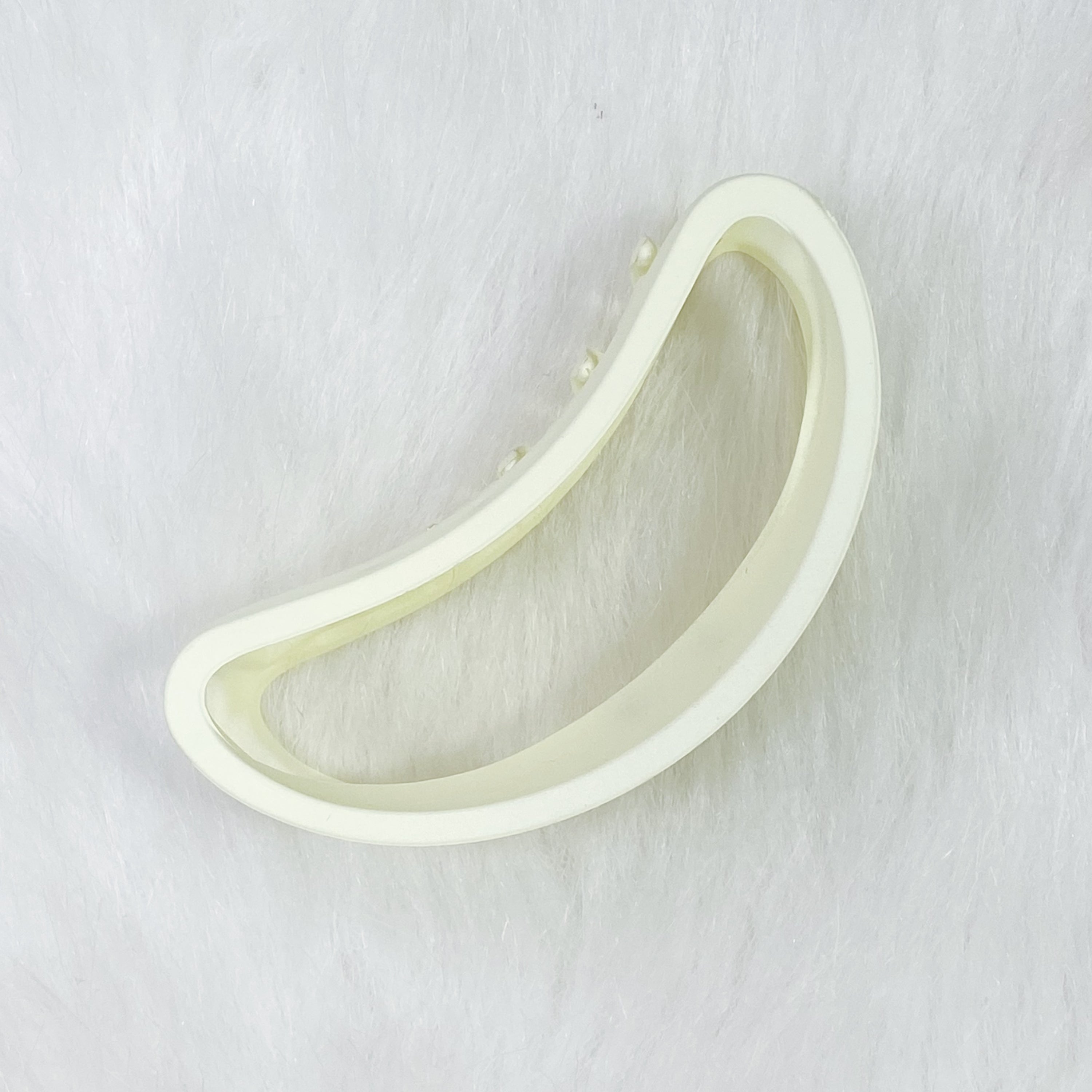 A stylish jelly shape hair claw in a see-through design, perfect for minimalistic hairstyles.