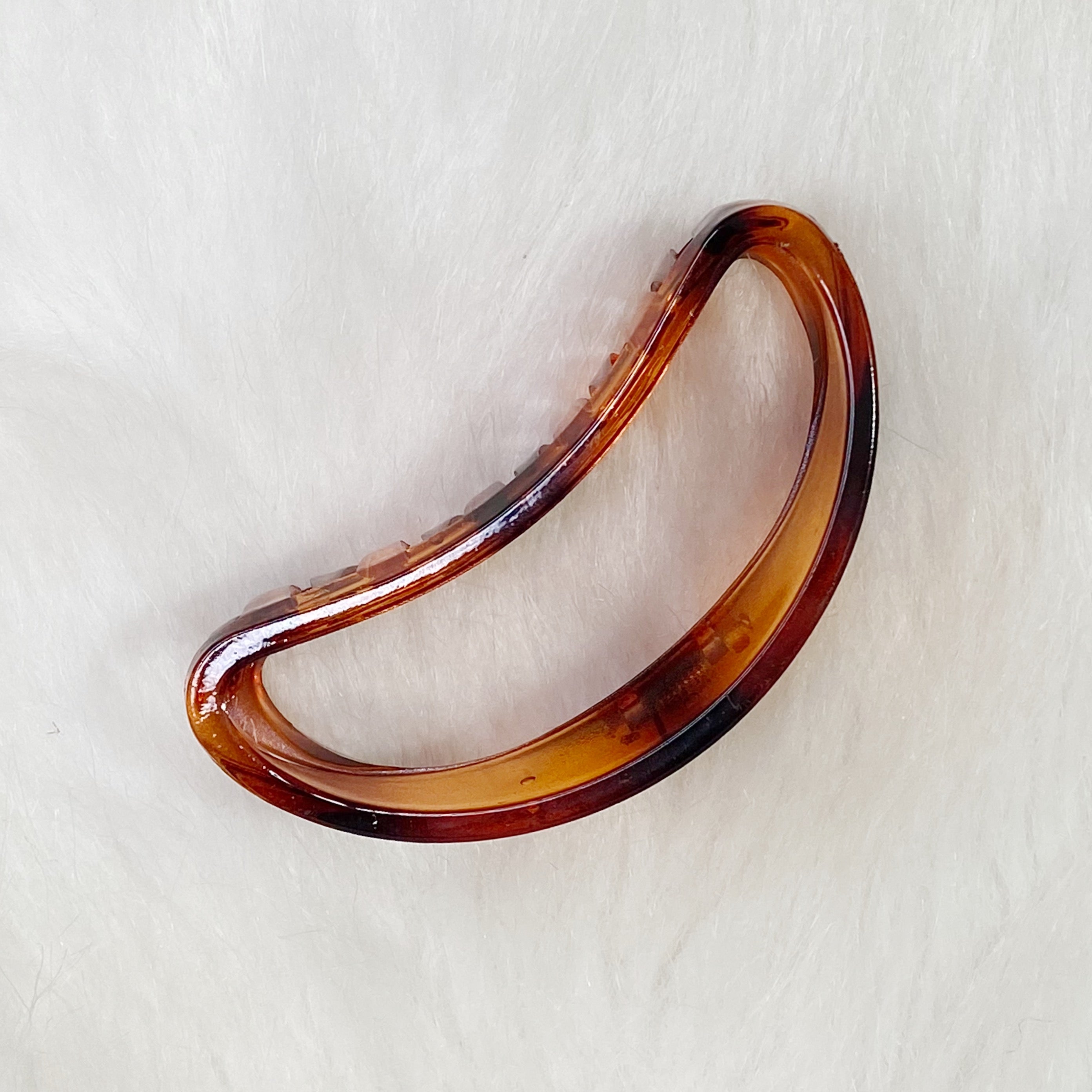 A stylish jelly shape hair claw in a see-through design, perfect for minimalistic hairstyles.