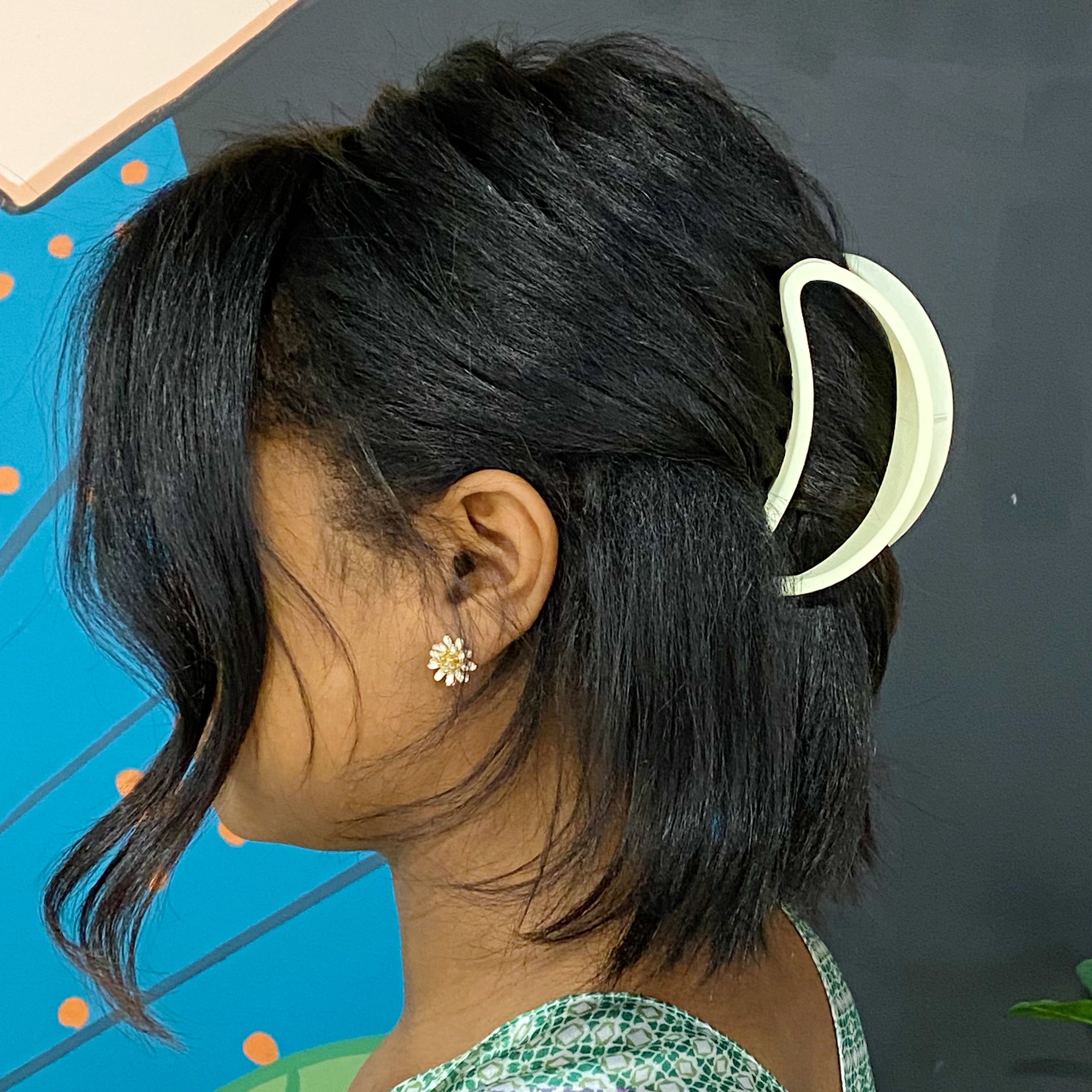 A stylish jelly shape hair claw in a see-through design, perfect for minimalistic hairstyles.