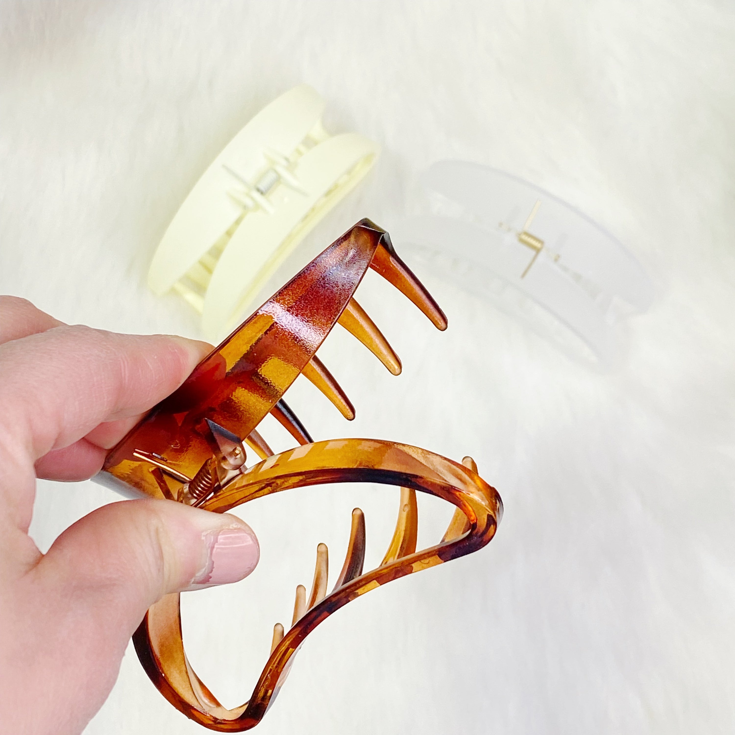 A stylish jelly shape hair claw in a see-through design, perfect for minimalistic hairstyles.