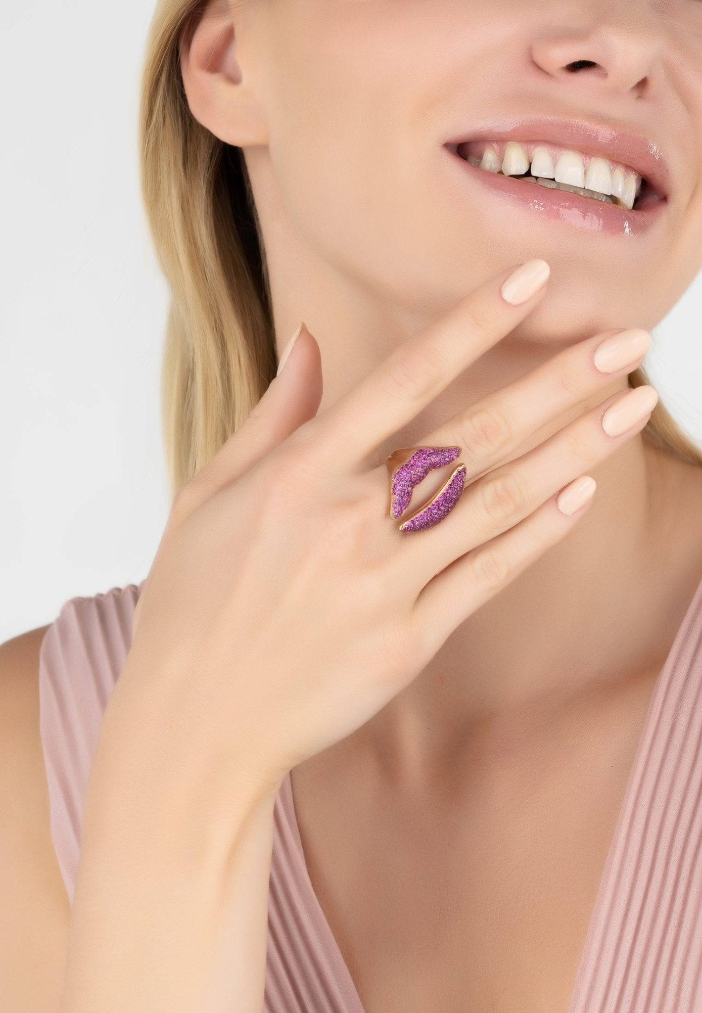 Kiss Me Lips Ring in Rosegold featuring playful lip design with pink-red cubic zirconia on 925 sterling silver.