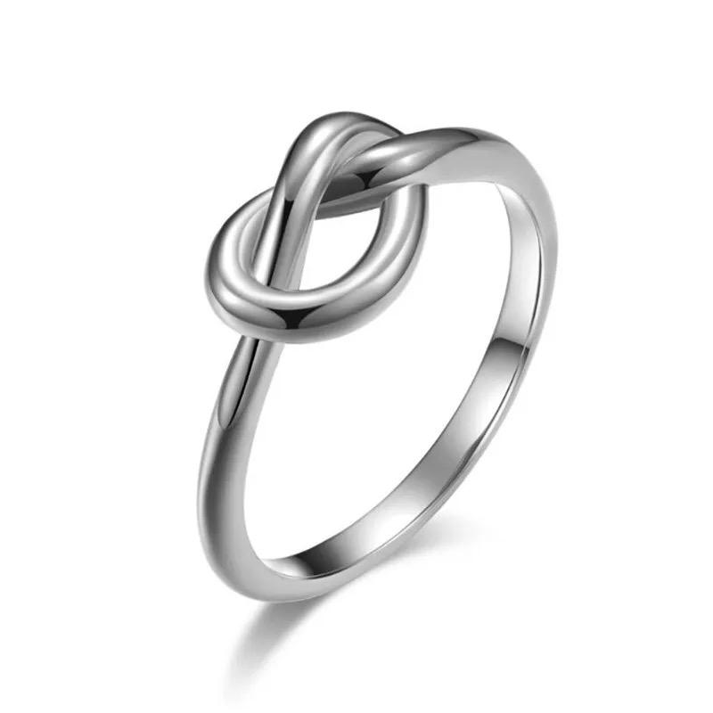 Elegant Knot Ring made of 18k gold plated stainless steel with a 7mm wide knot design, perfect for everyday wear.