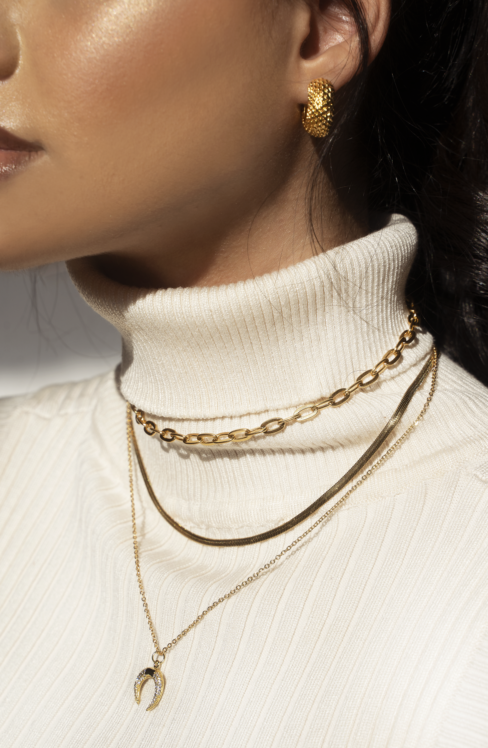 KYLIE Chain Choker featuring elongated slinky links in polished stainless steel with 18K gold plating, adjustable length for a perfect fit.