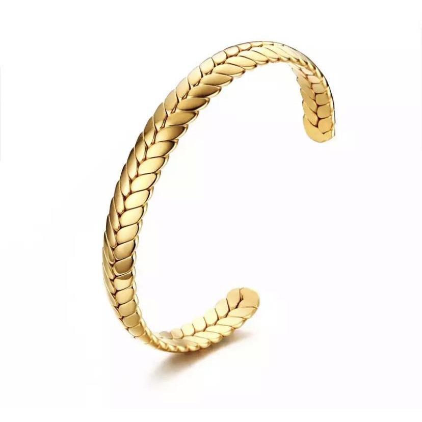 Elegant Lina Chain Cuff made of 18k gold plated stainless steel, featuring a modern chain design.