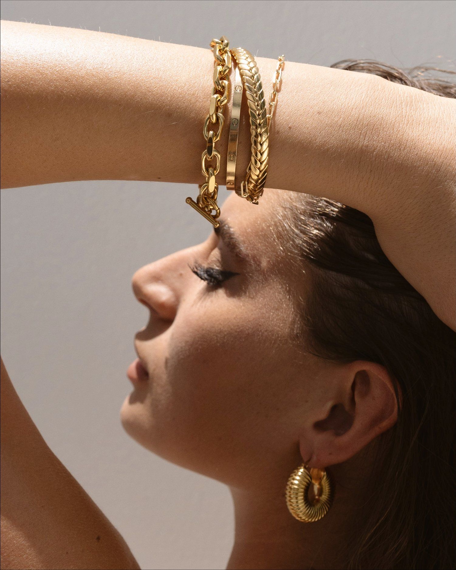 Elegant Lina Chain Cuff made of 18k gold plated stainless steel, featuring a modern chain design.