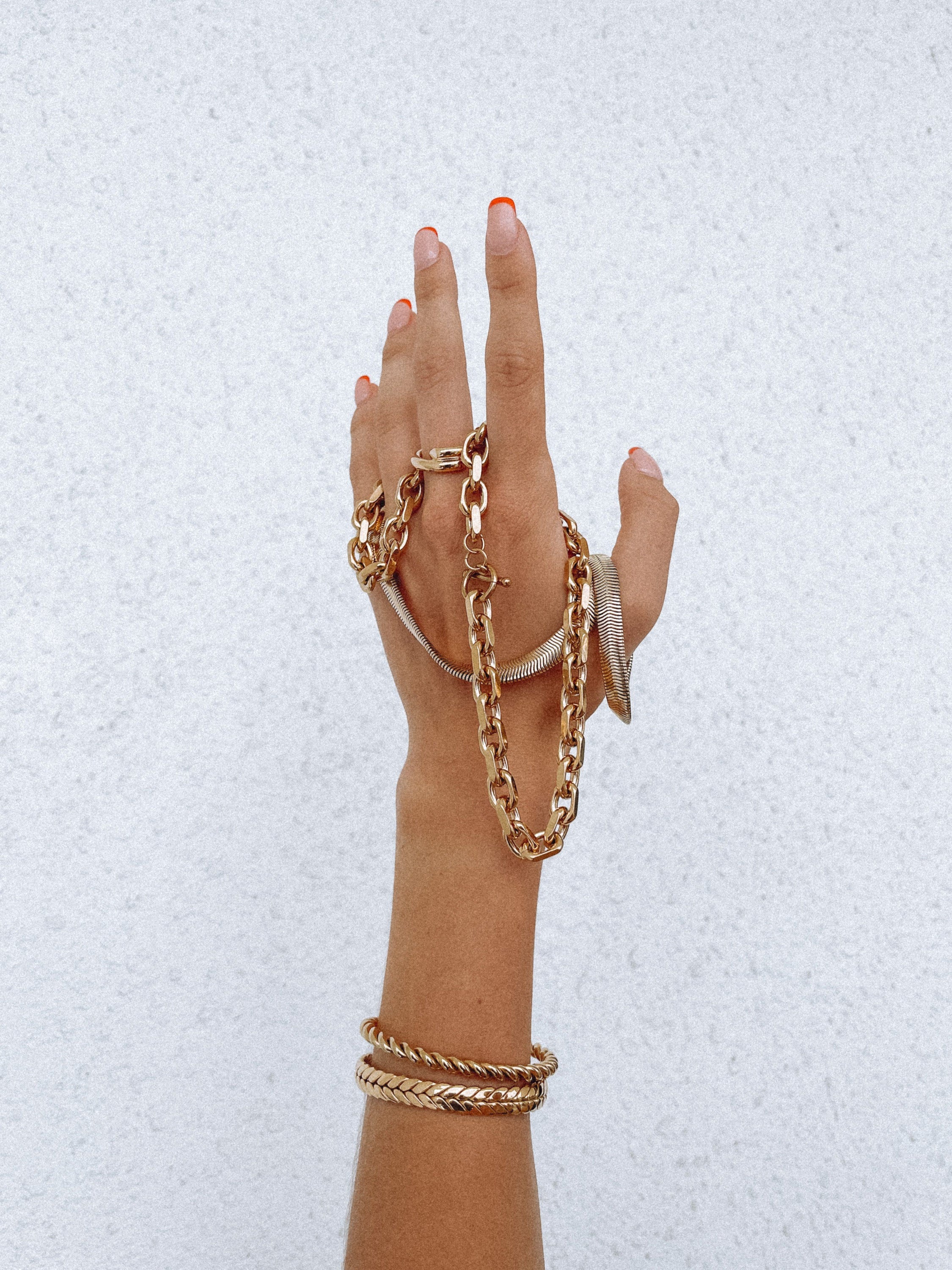 Elegant Lina Chain Cuff made of 18k gold plated stainless steel, featuring a modern chain design.