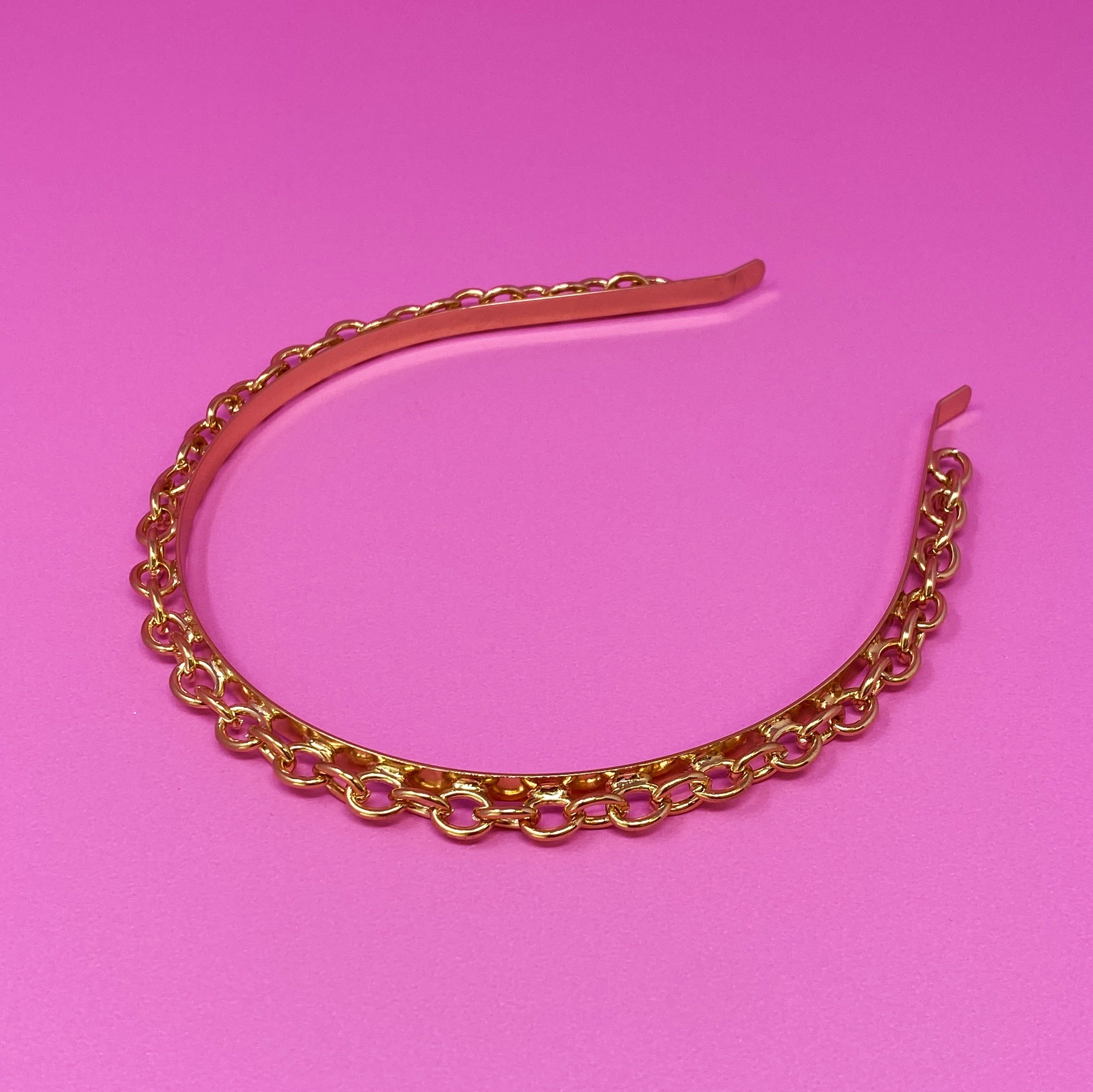 A stylish Linked Chain Headband featuring small O-shaped linked chains, perfect for adding elegance to any outfit.