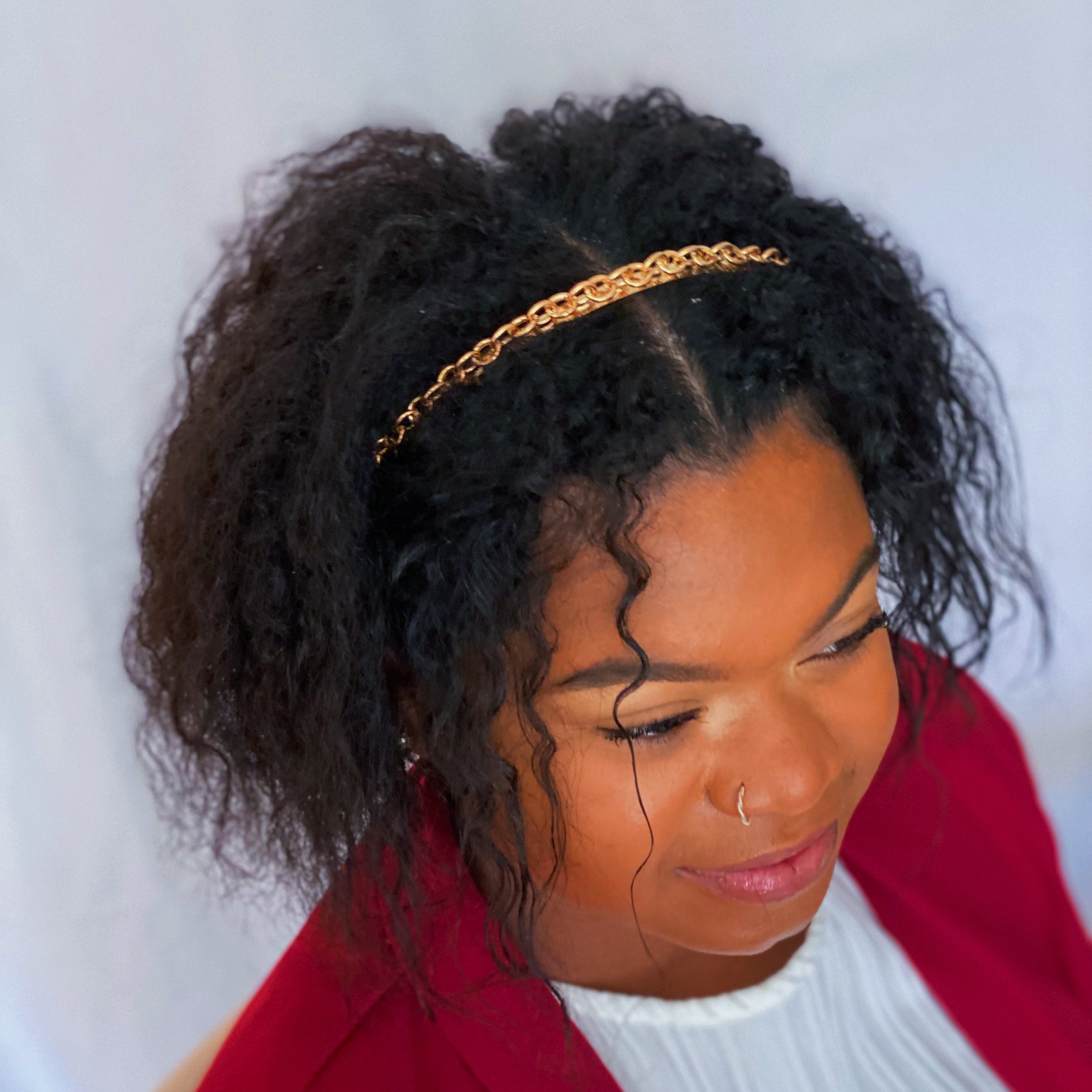 A stylish Linked Chain Headband featuring small O-shaped linked chains, perfect for adding elegance to any outfit.