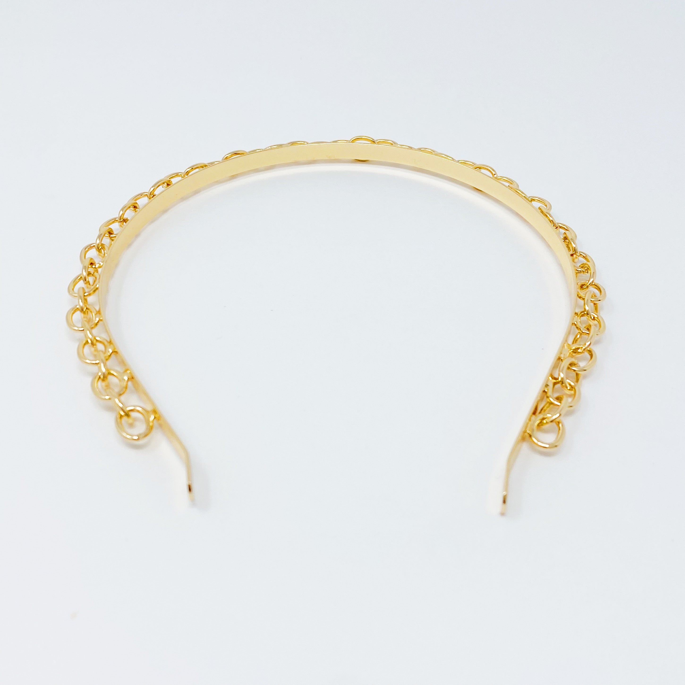 A stylish Linked Chain Headband featuring small O-shaped linked chains, perfect for adding elegance to any outfit.