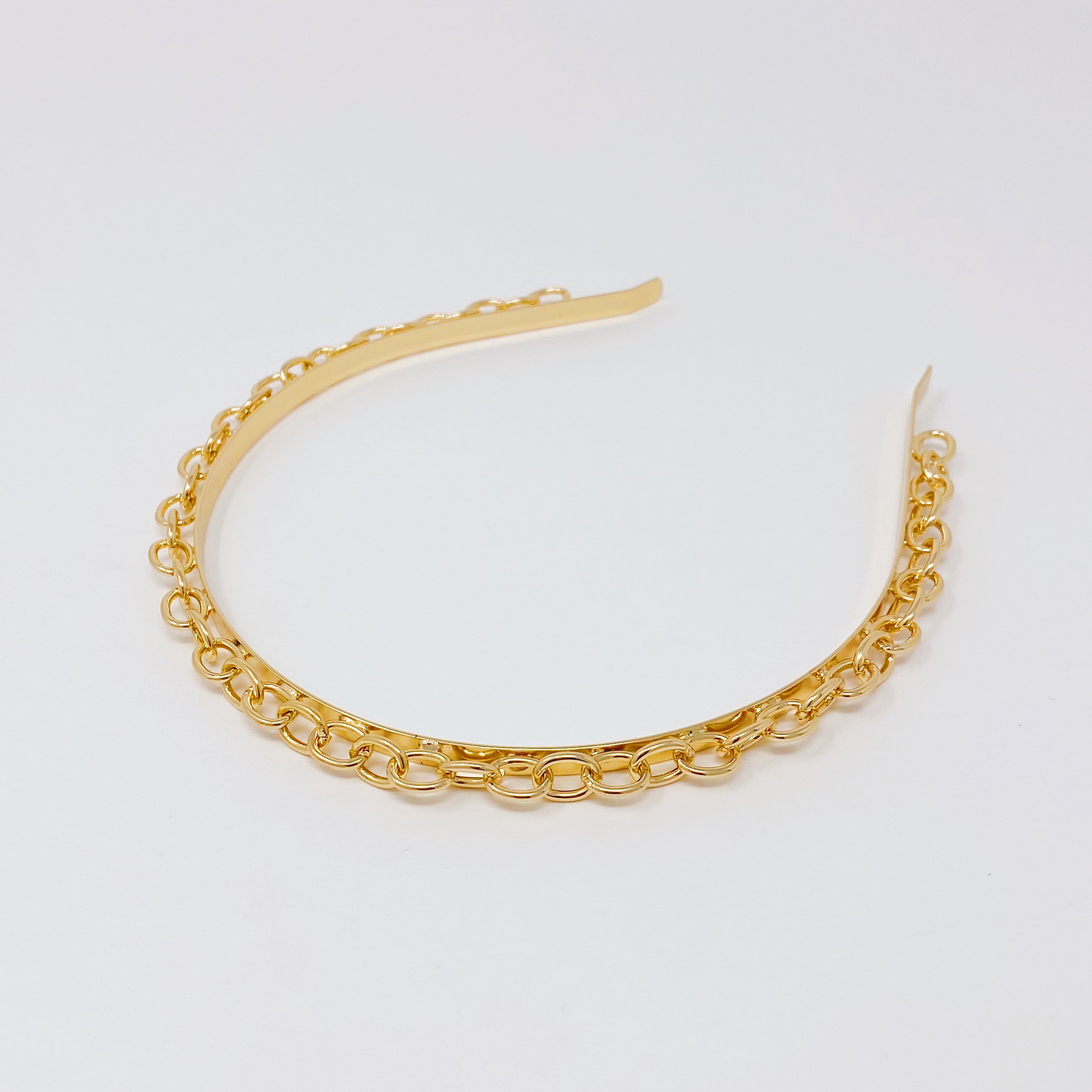 A stylish Linked Chain Headband featuring small O-shaped linked chains, perfect for adding elegance to any outfit.