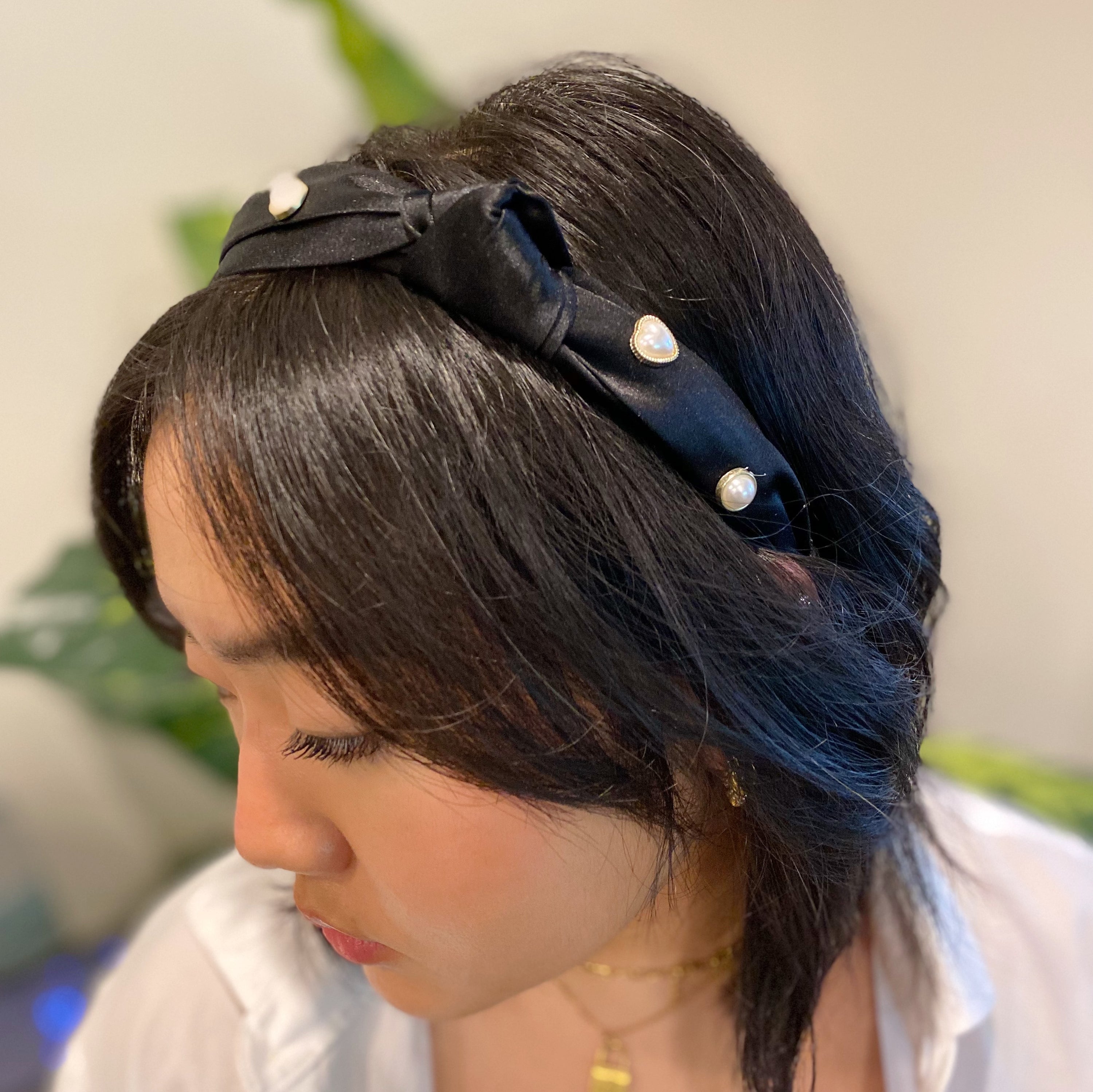 Liz Heart Embellished Headband featuring a chic knotted design and pearl embellishments, made from soft silky material.