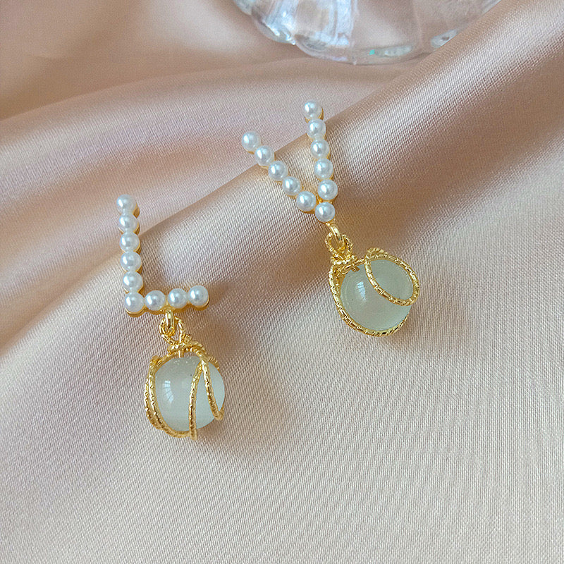 LoVe Pearls with Opal Tassel Short Earrings featuring artificial opal and pearls, elegantly designed with a shimmering tassel.