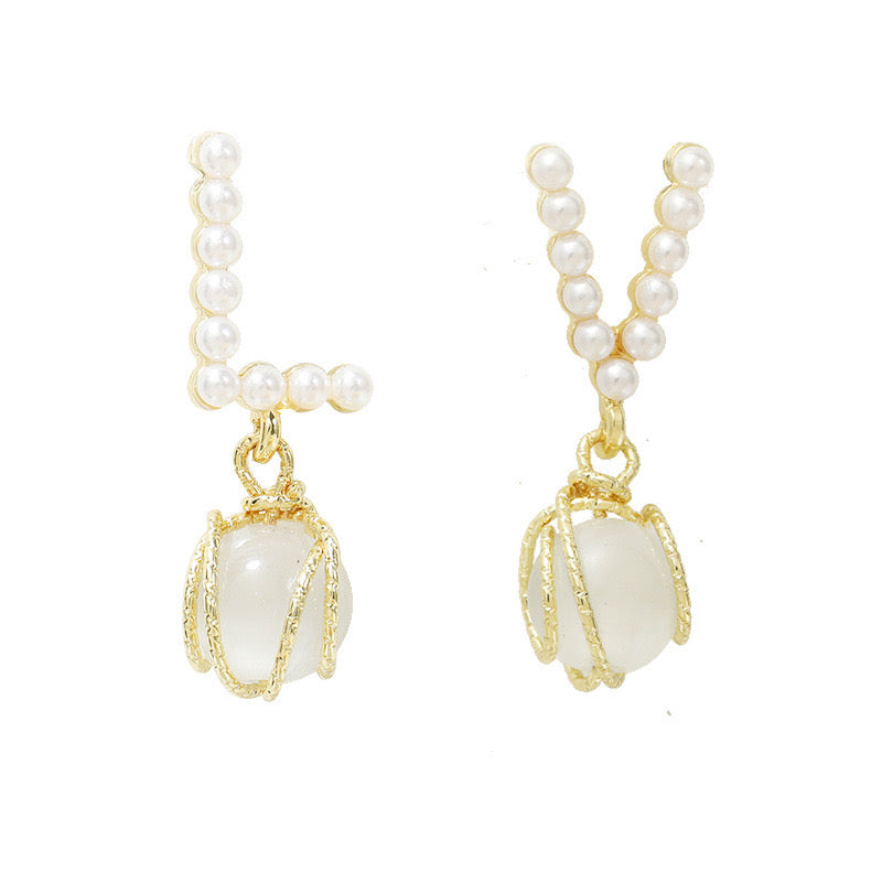 LoVe Pearls with Opal Tassel Short Earrings featuring artificial opal and pearls, elegantly designed with a shimmering tassel.