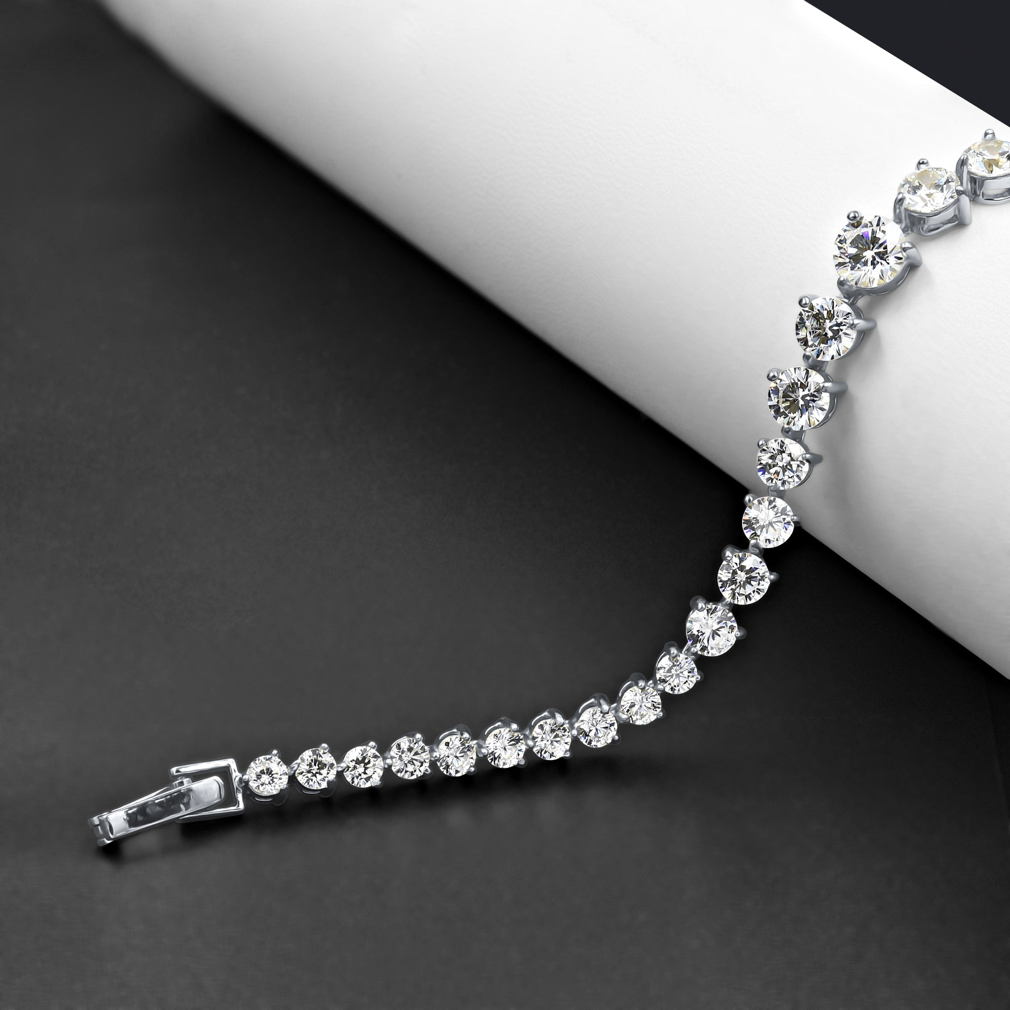 LUCULENTUS Bracelet featuring sparkling cubic zirconia stones set in 925 sterling silver, showcasing a luxurious and elegant design.