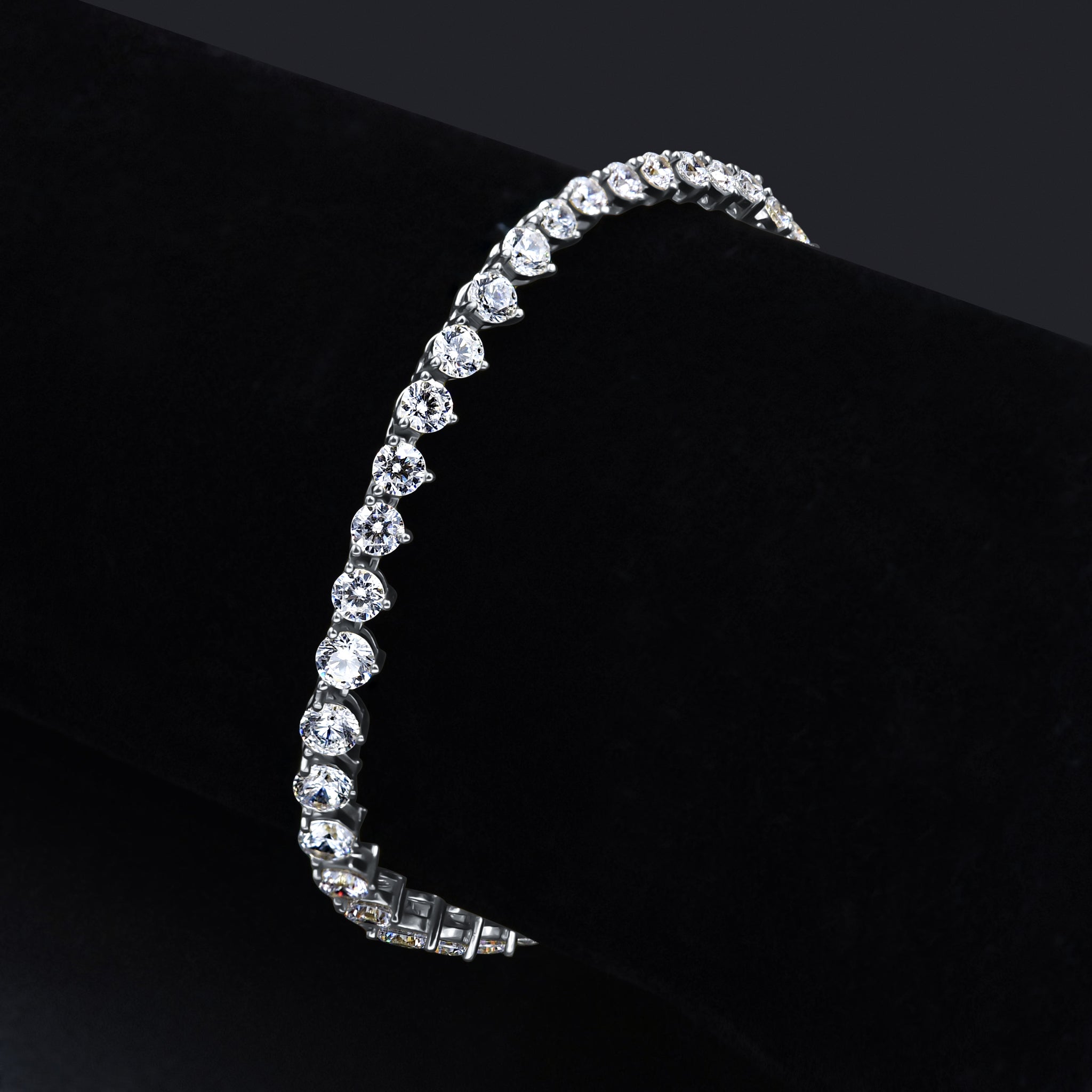 LUCULENTUS CHAIN featuring shimmering cubic zirconia stones set in 925 silver metal, showcasing a luxurious and elegant design.