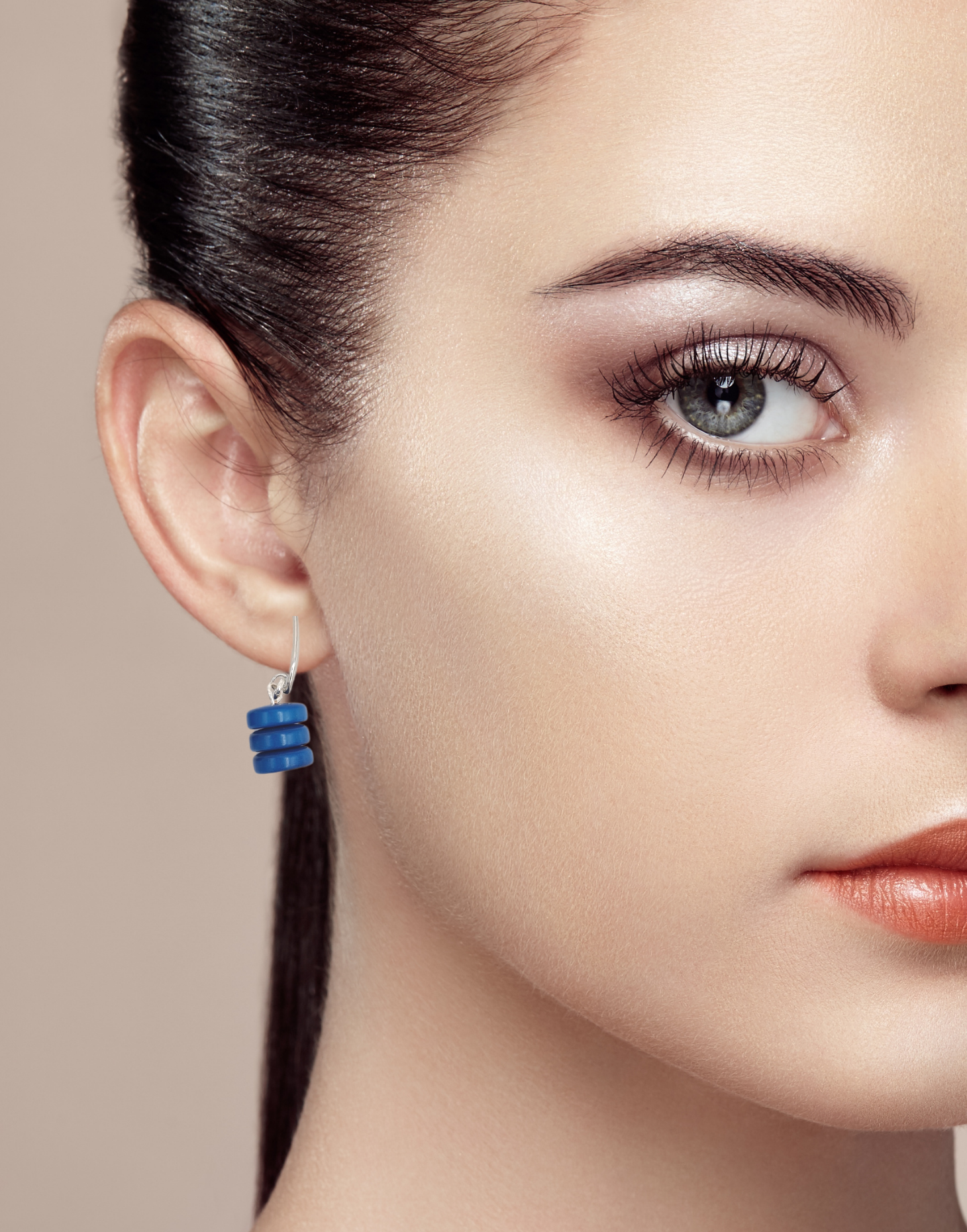 Manaus Earrings featuring clean lines and hypoallergenic brass hooks, elegantly designed for everyday wear.