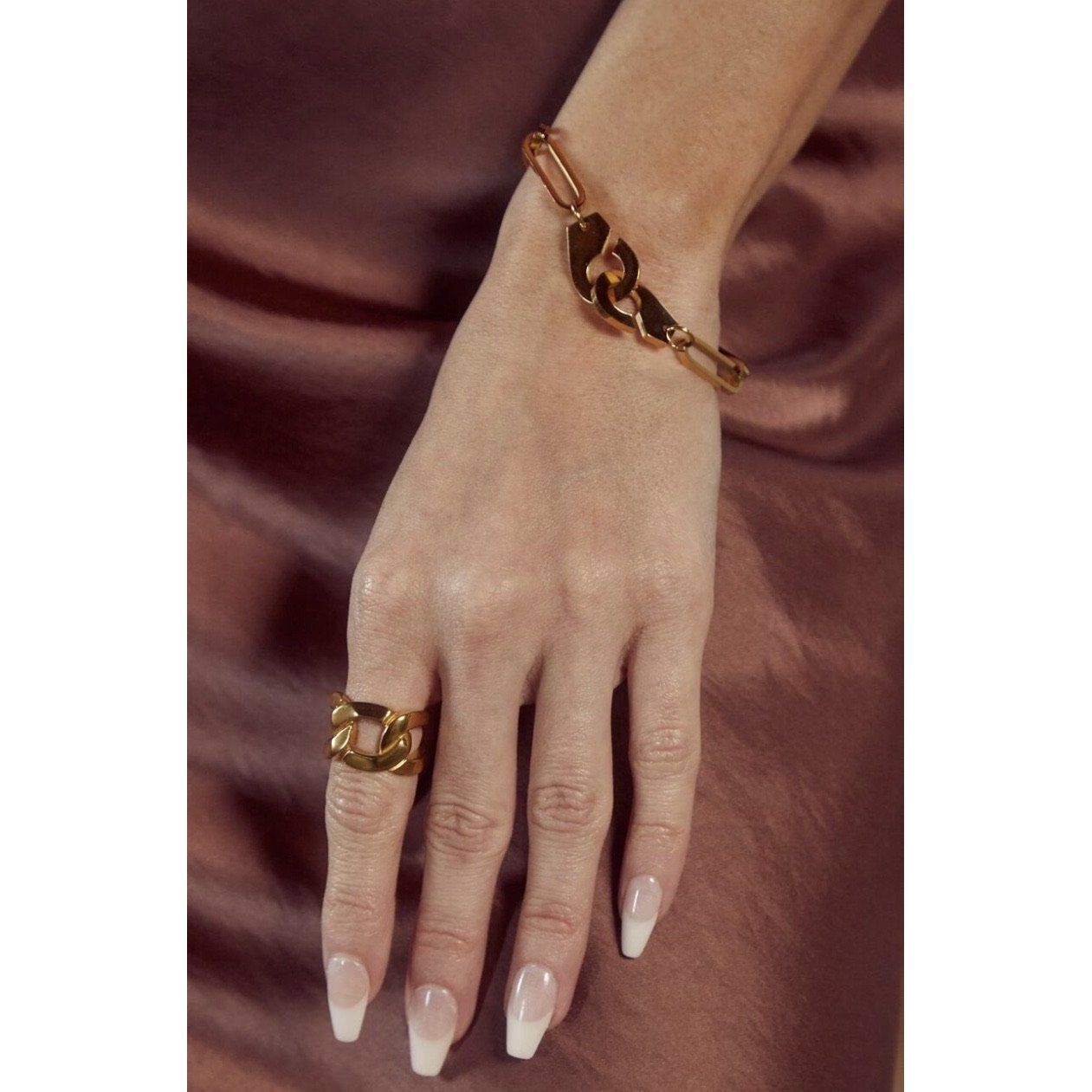 Mika Oversize Chain Ring featuring bold oversized chain links in 18k gold plated stainless steel, 15 mm wide for a striking look.