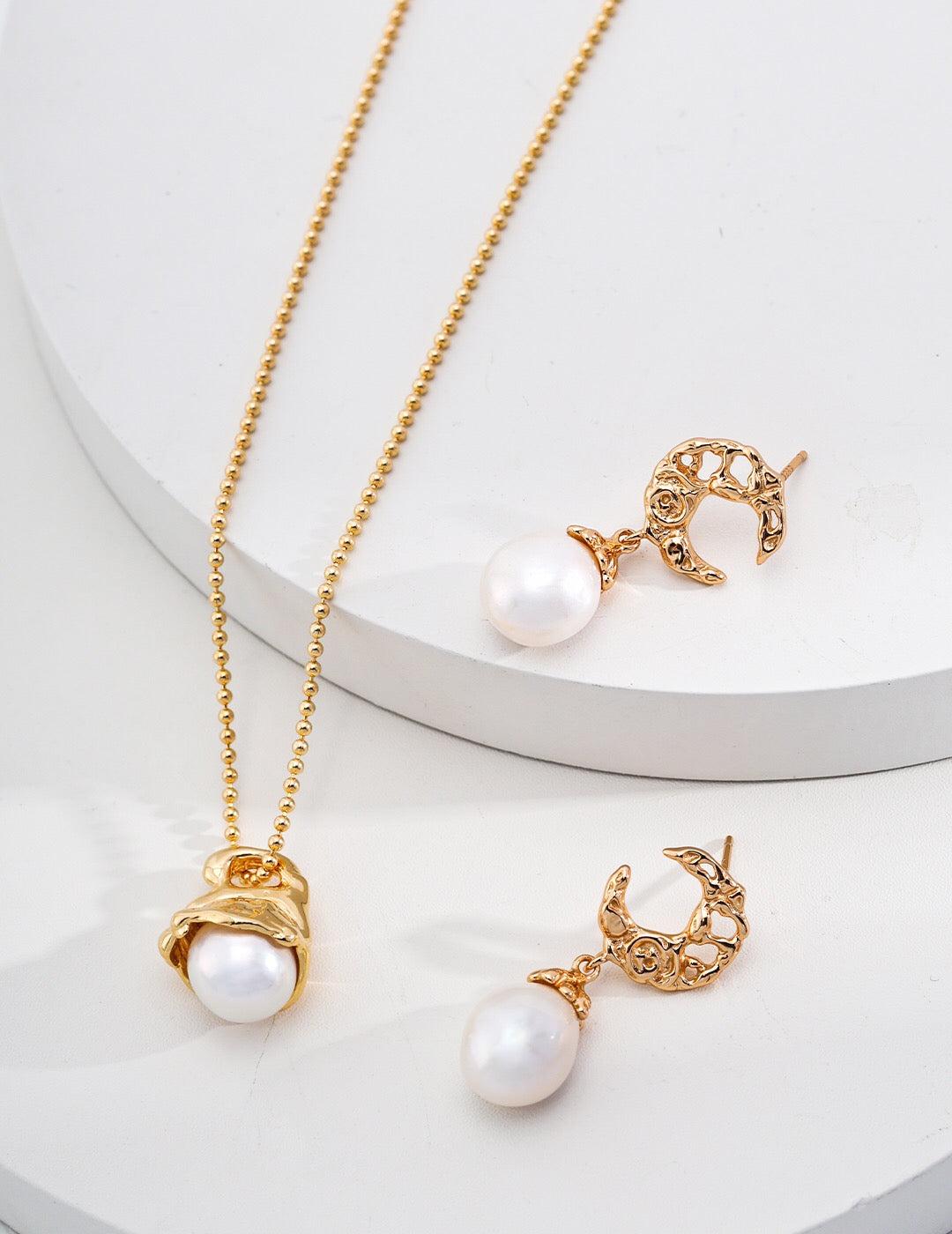 Minimalist Round Pearl Pendant Necklace featuring a natural pearl and gold vermeil chain, elegantly designed for versatile wear.