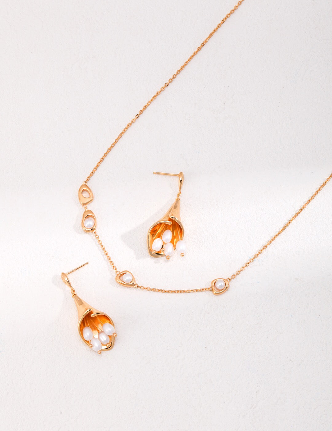 A delicate Minimalist Three Pearl Beads Necklace featuring three natural pearls on a gold vermeil chain, elegantly displayed on a soft background.