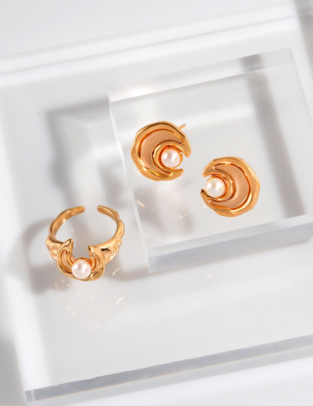 Elegant moon-shaped earrings adorned with natural pearls, featuring a gold vermeil finish, perfect for any occasion.