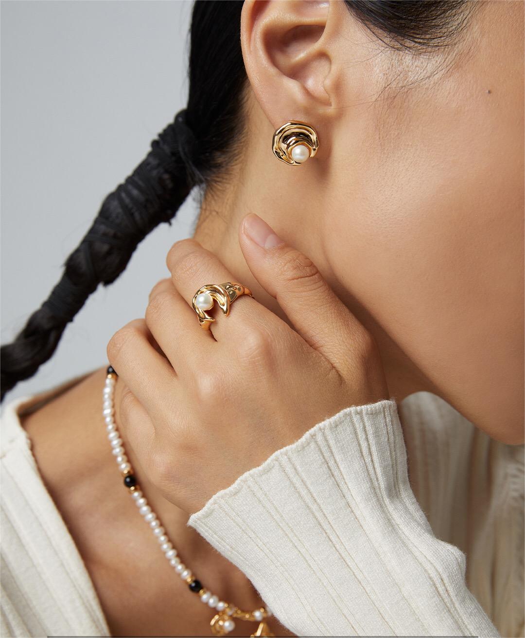 Elegant moon-shaped earrings adorned with natural pearls, featuring a gold vermeil finish, perfect for any occasion.