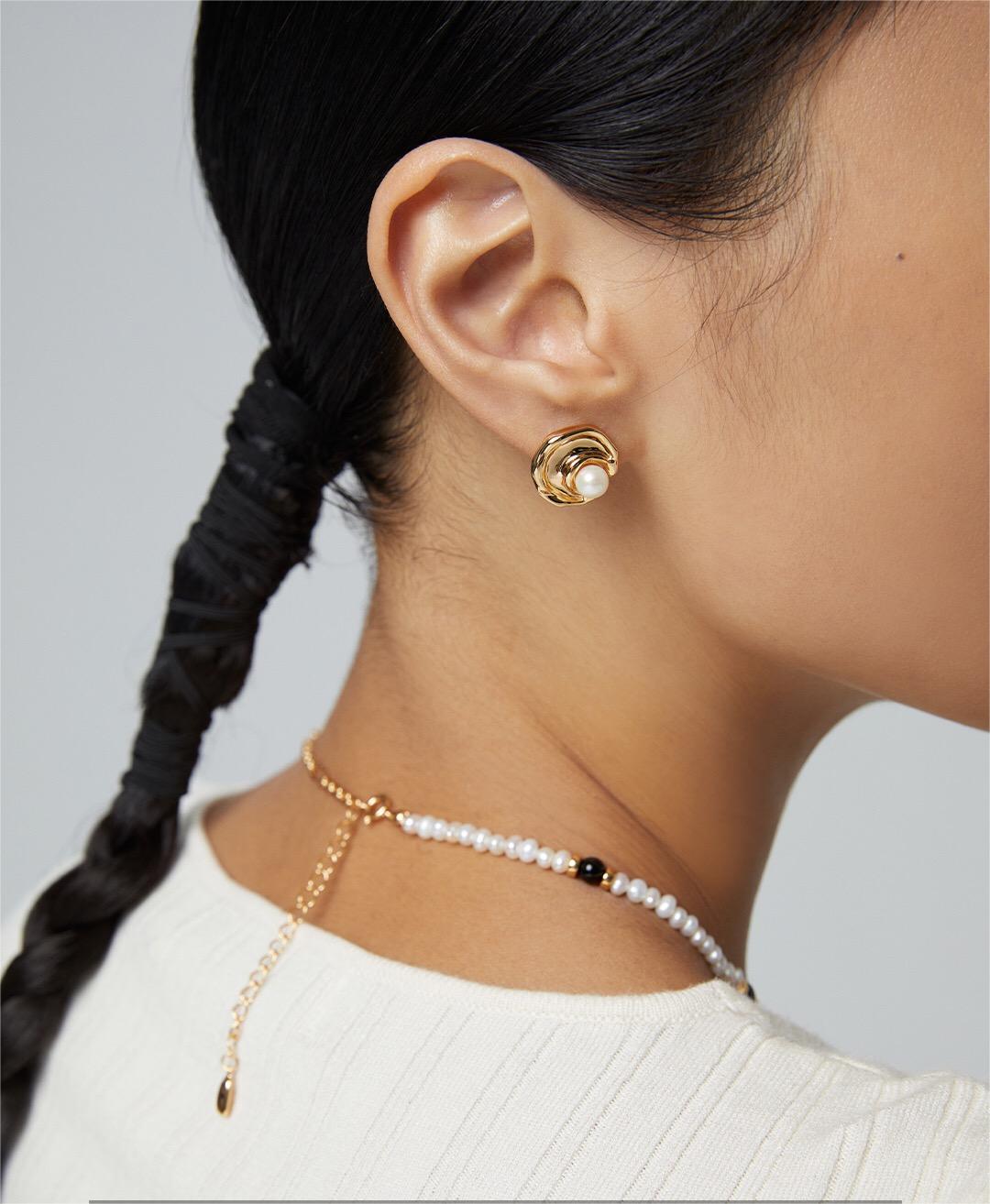 Elegant moon-shaped earrings adorned with natural pearls, featuring a gold vermeil finish, perfect for any occasion.