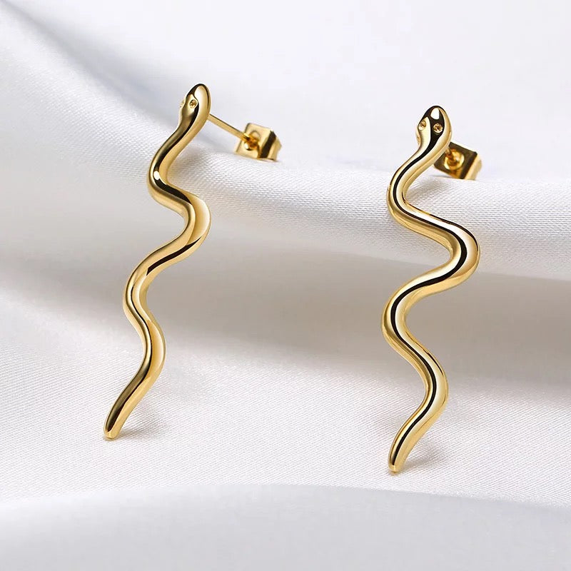 Elegant Nile Earrings made of 18k gold plated stainless steel, featuring a 1.6-inch drop and hypoallergenic post back design.