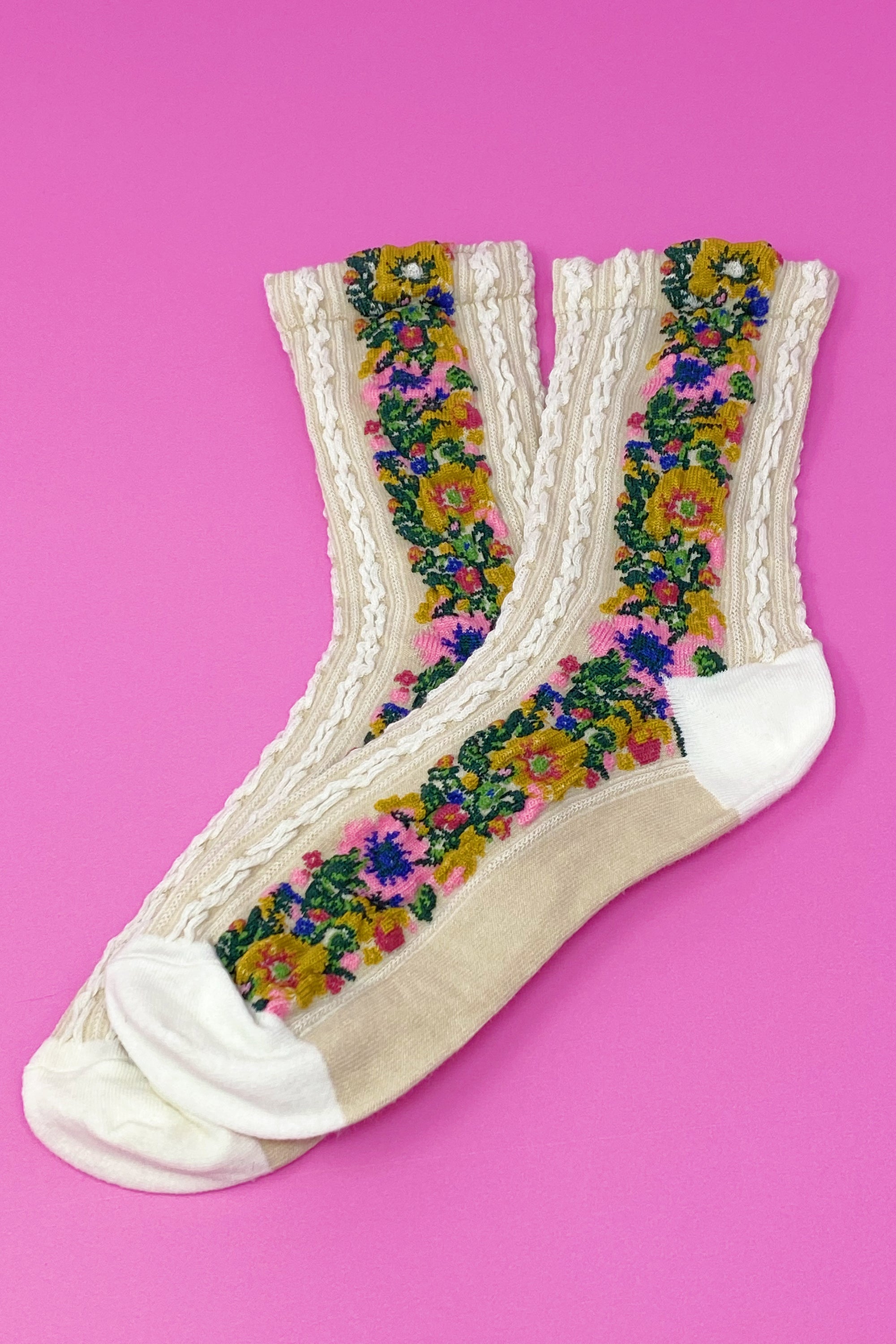 Noble Floral Beauty Socks featuring a vibrant knitted floral pattern, showcasing luxurious texture and elegant design.