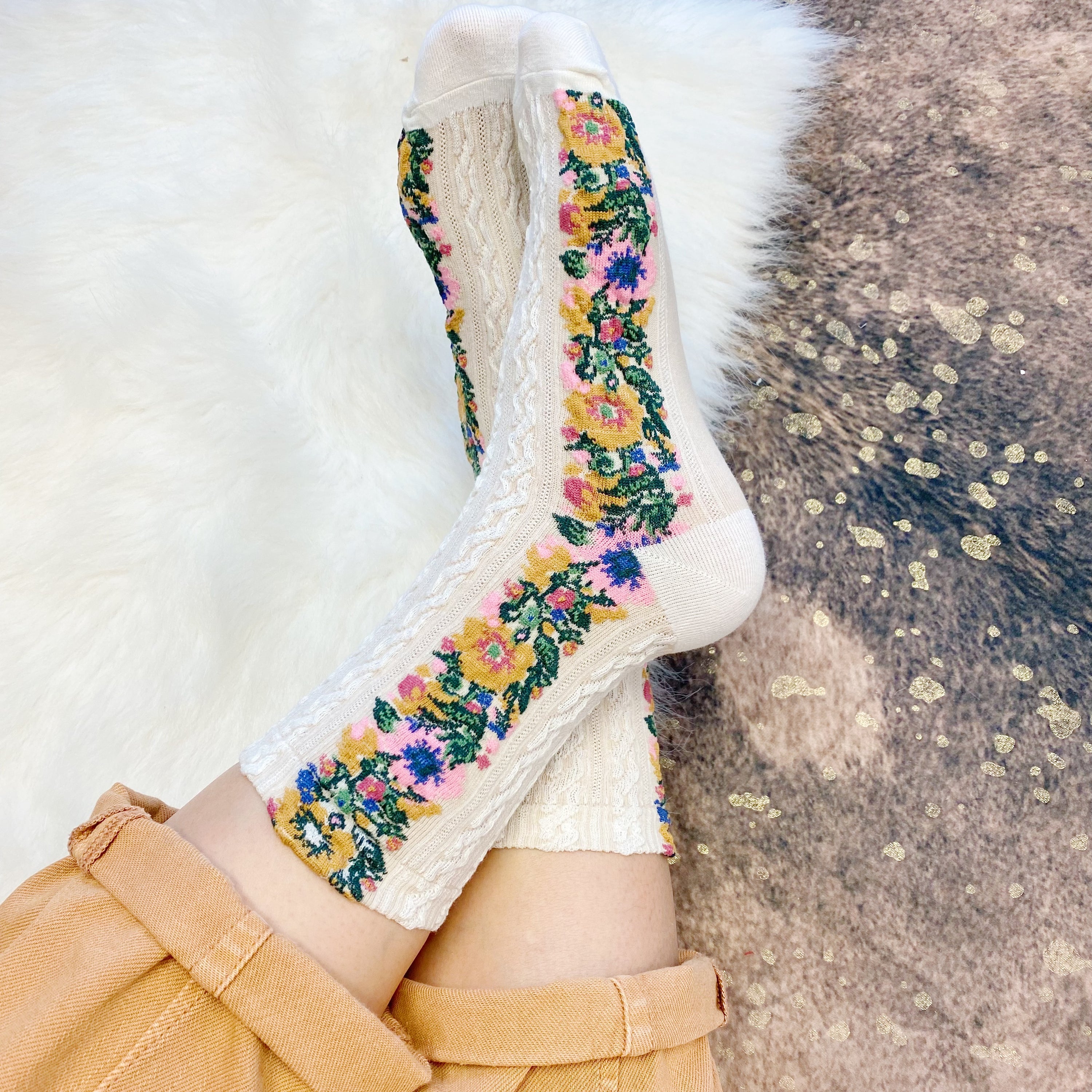 Noble Floral Beauty Socks featuring a vibrant knitted floral pattern, showcasing luxurious texture and elegant design.