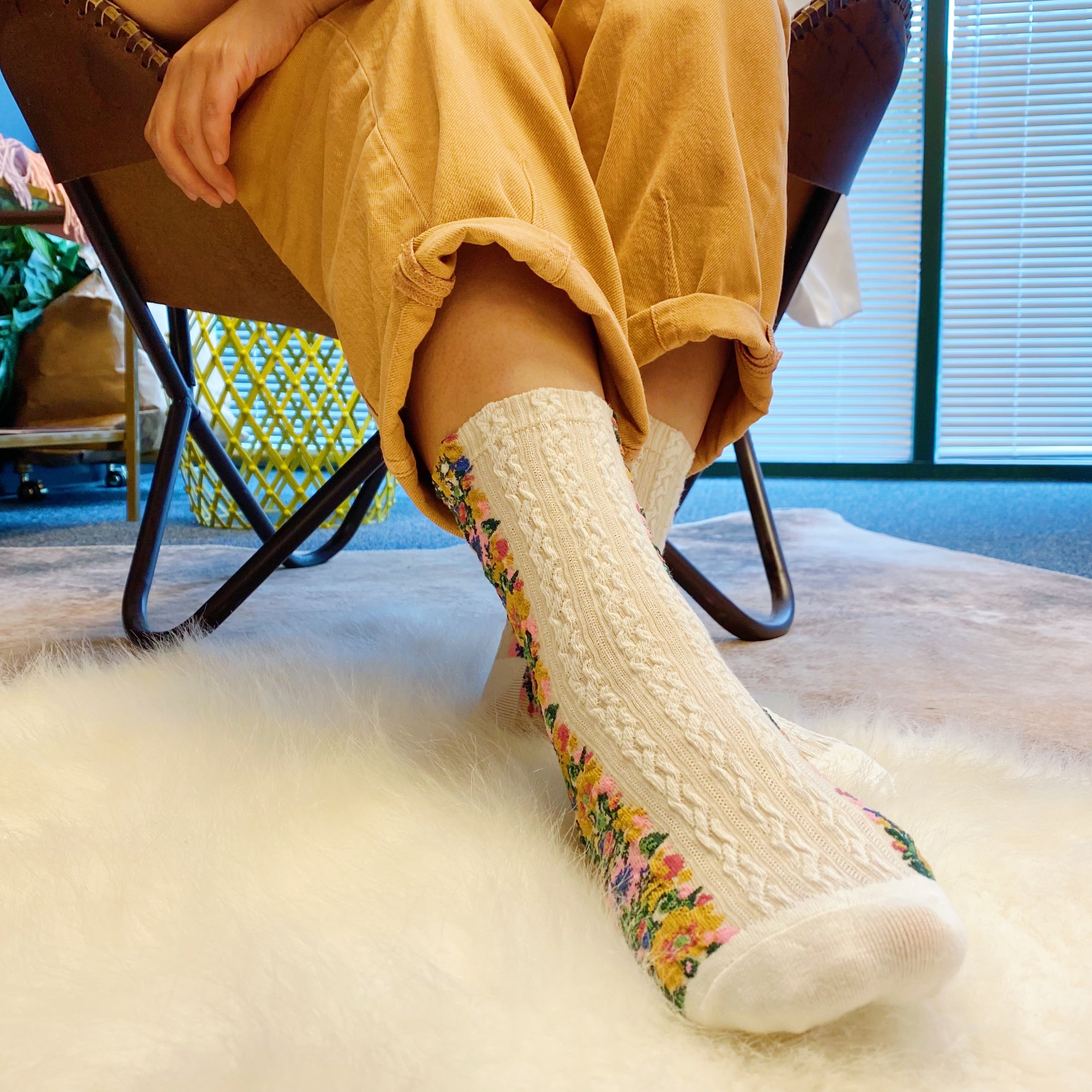 Noble Floral Beauty Socks featuring a vibrant knitted floral pattern, showcasing luxurious texture and elegant design.