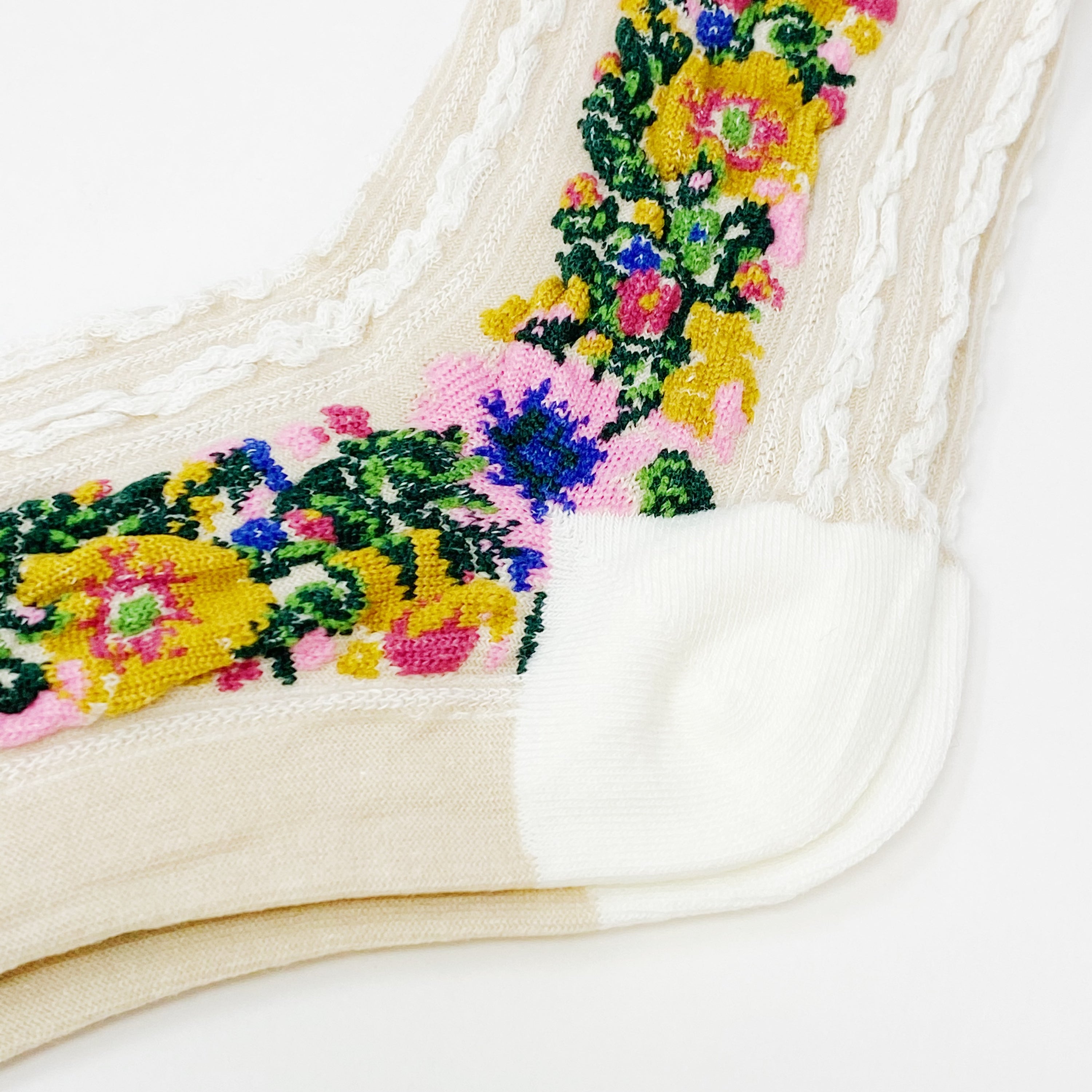 Noble Floral Beauty Socks featuring a vibrant knitted floral pattern, showcasing luxurious texture and elegant design.