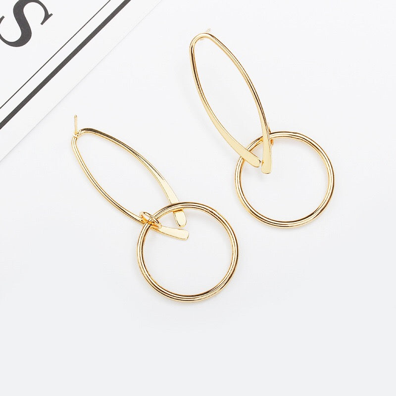 A pair of elegant Opening Oval Linked Round Hoop Earrings made from alloy, showcasing a unique linked design and lightweight structure.