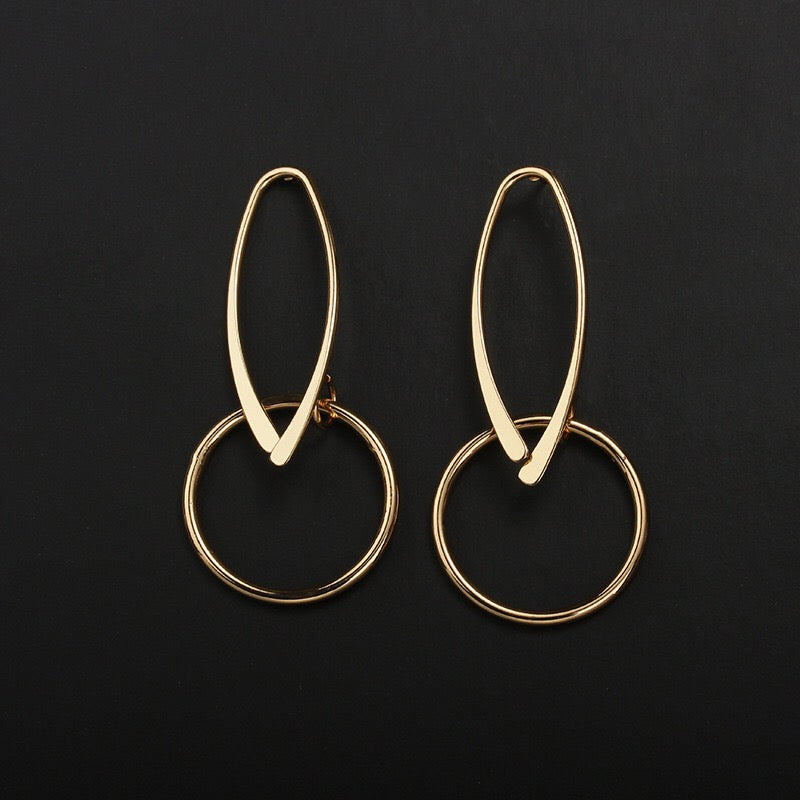 A pair of elegant Opening Oval Linked Round Hoop Earrings made from alloy, showcasing a unique linked design and lightweight structure.