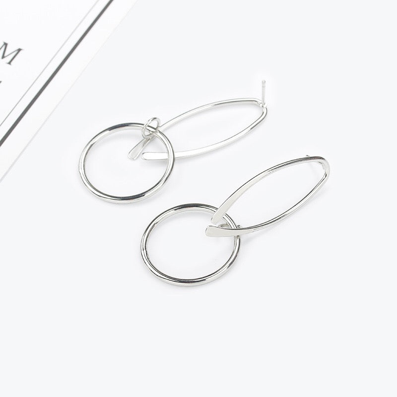 A pair of elegant Opening Oval Linked Round Hoop Earrings made from alloy, showcasing a unique linked design and lightweight structure.