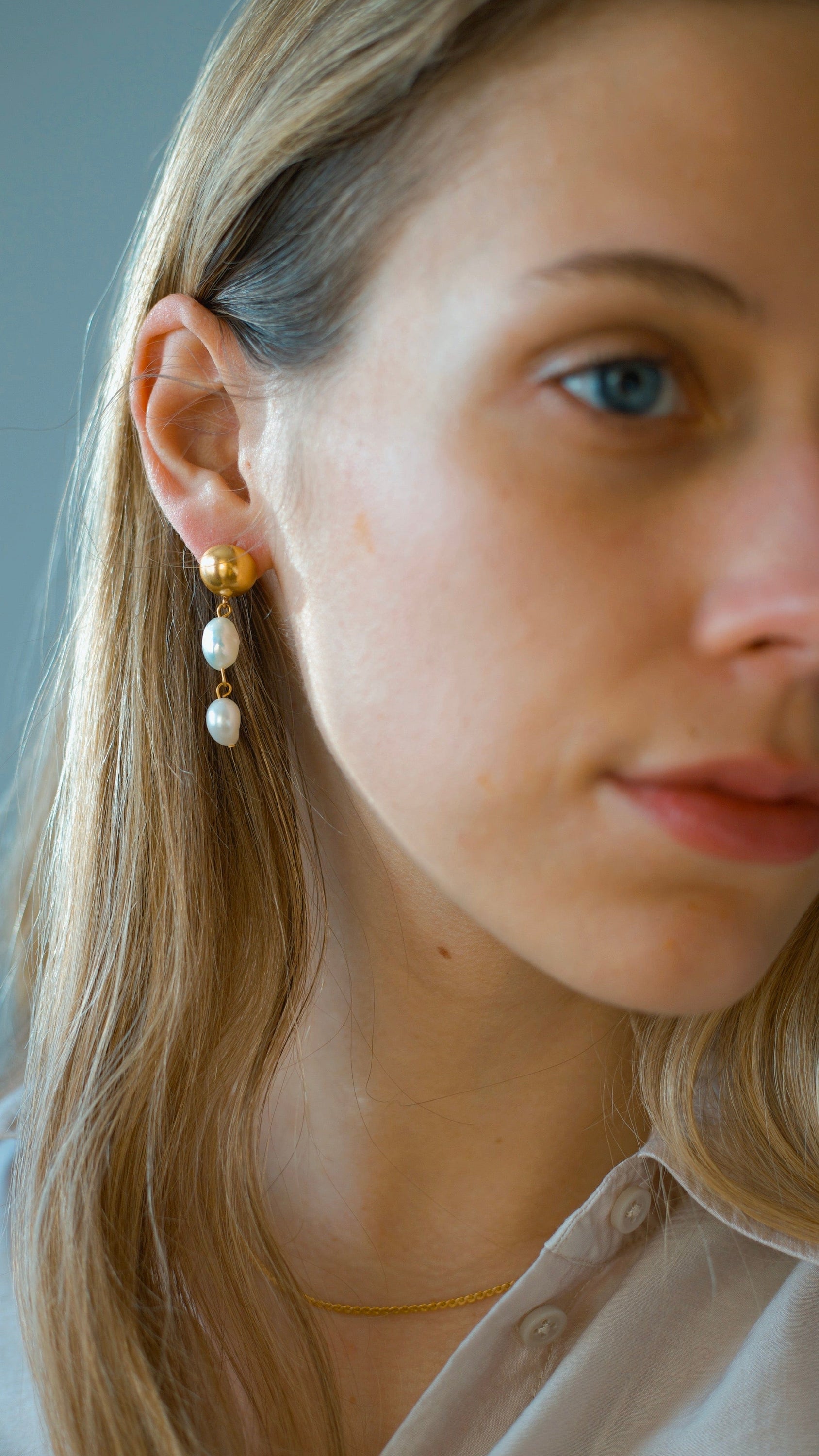 Elegant Orra - Long baroque pearl earrings with chunky stainless steel design and 18K gold plating.