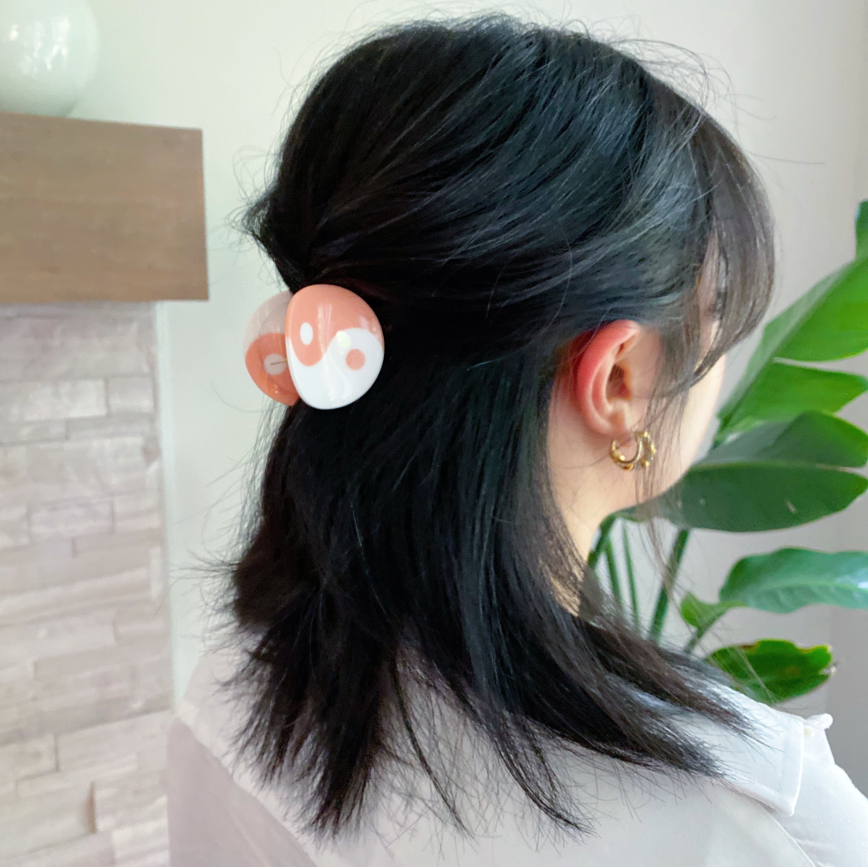 A stylish Peace & Balance Hair Claw featuring a shiny finish and yin-yang symbol, perfect for everyday hair styling.