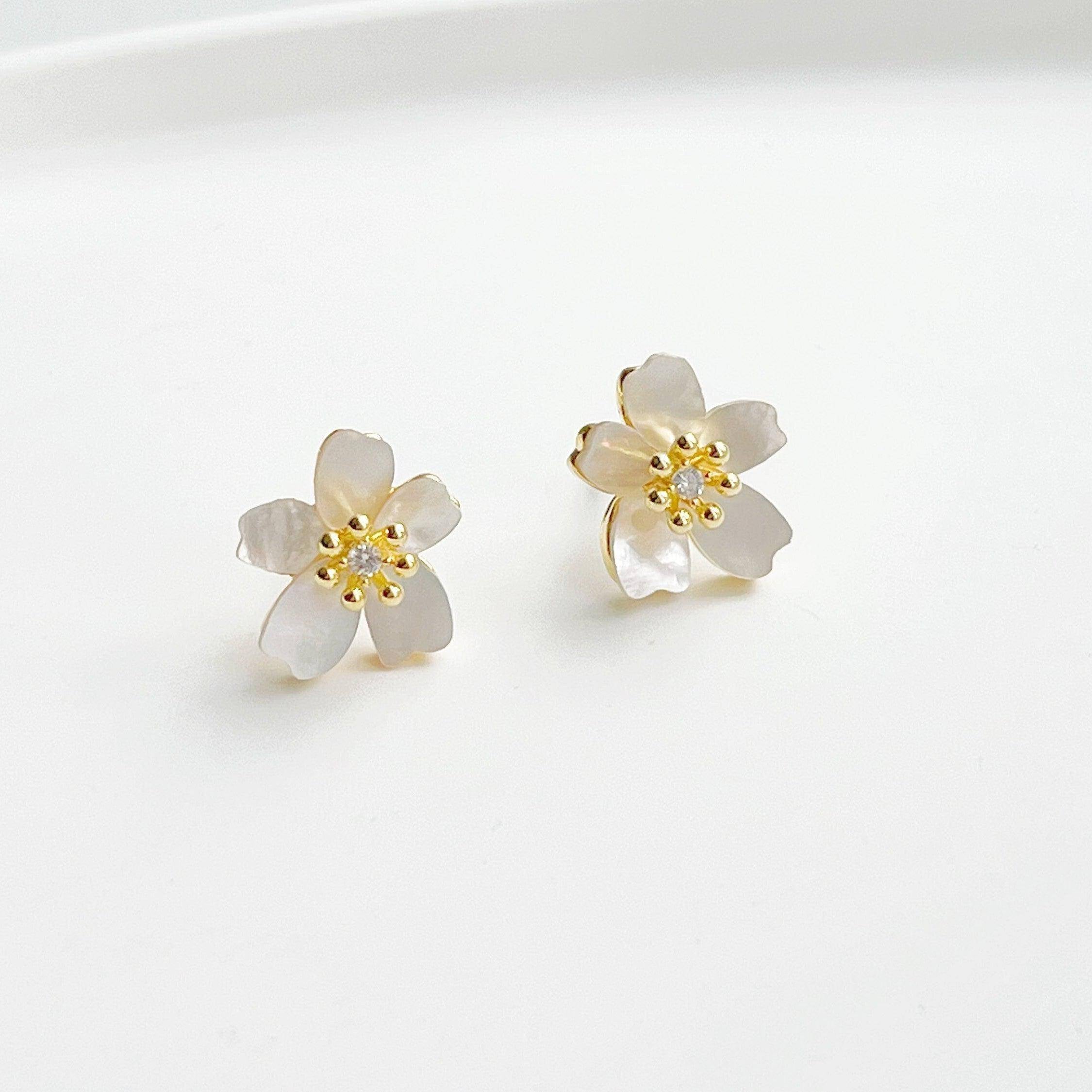 A pair of elegant pear flower earrings featuring a shell effect, crafted from sterling silver and gold plated bronze.