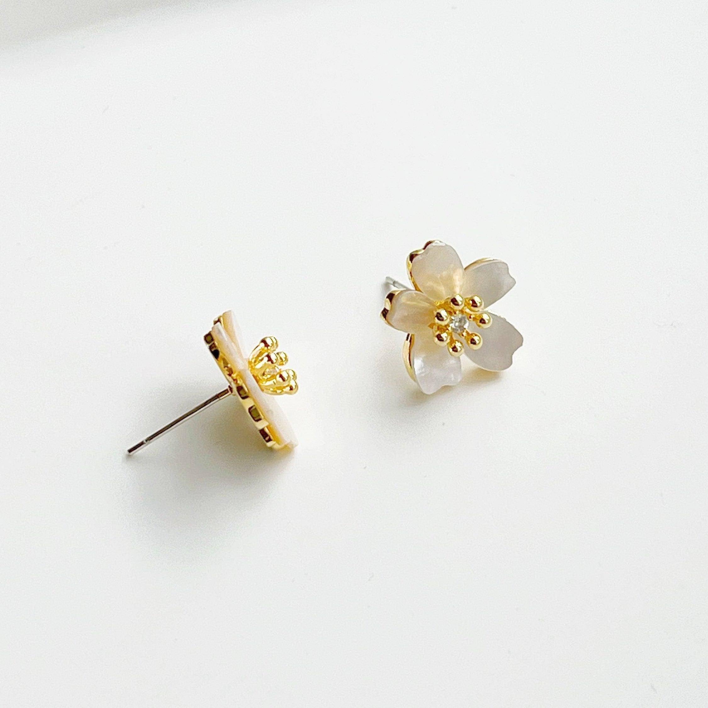 A pair of elegant pear flower earrings featuring a shell effect, crafted from sterling silver and gold plated bronze.