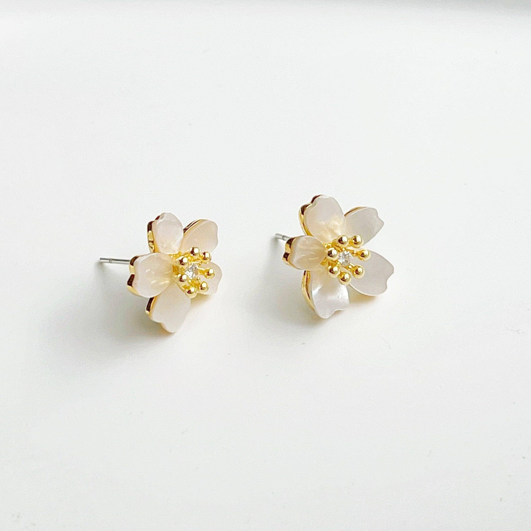 A pair of elegant pear flower earrings featuring a shell effect, crafted from sterling silver and gold plated bronze.