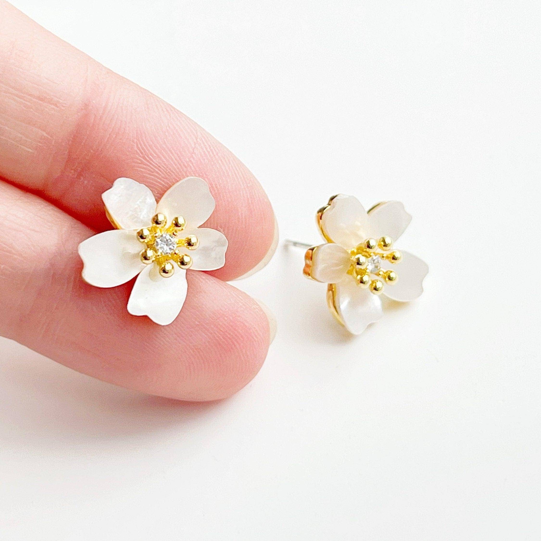 A pair of elegant pear flower earrings featuring a shell effect, crafted from sterling silver and gold plated bronze.