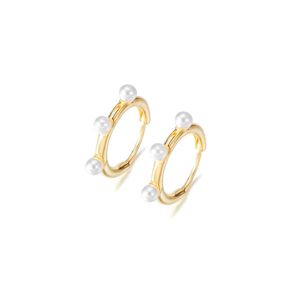 Elegant Pearl Charm Huggie Earrings made of stainless steel with gold plating, featuring a stylish pearl charm.