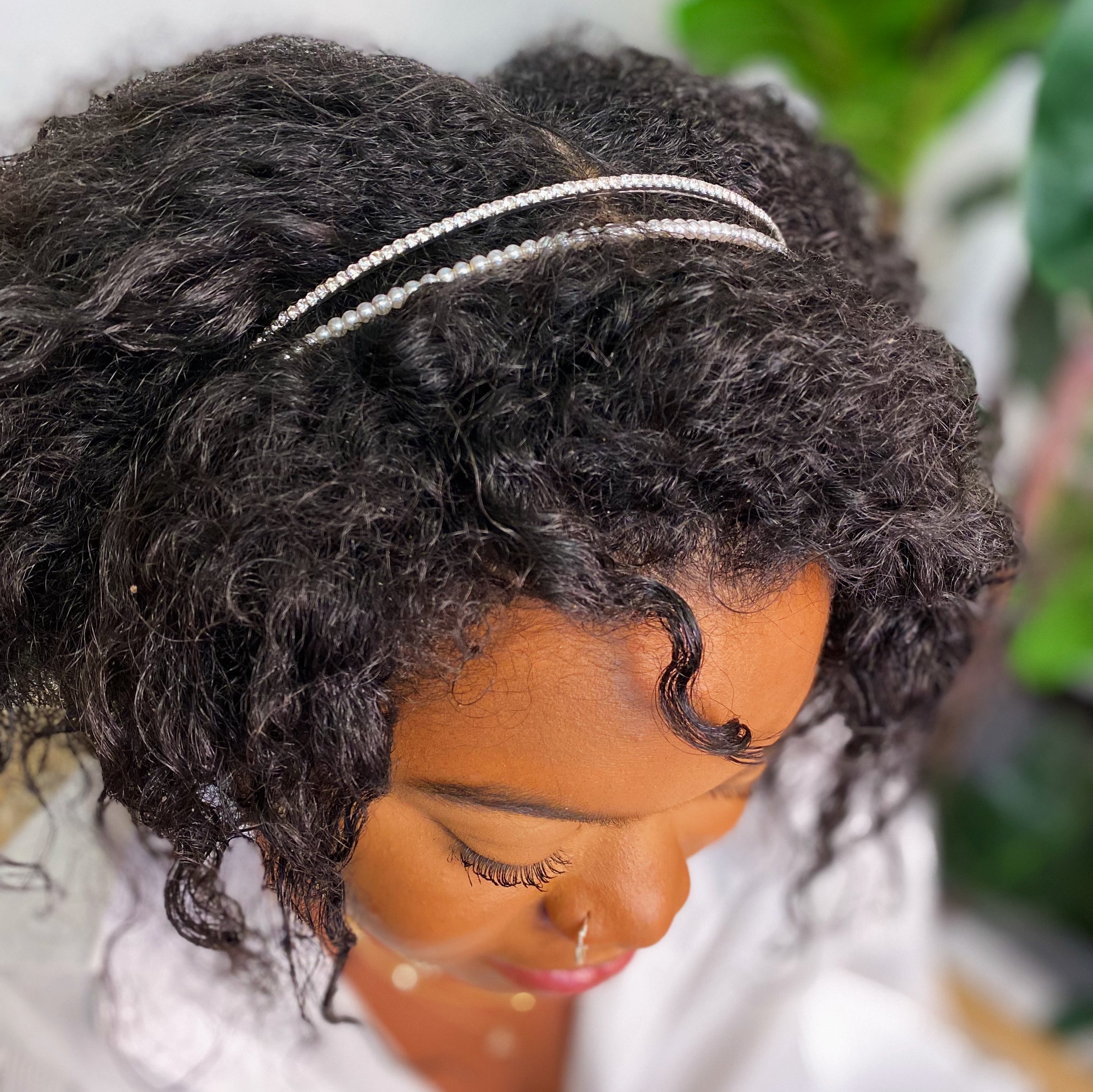 A stylish headband featuring glass pearls and rhinestones, perfect for girls' accessories.